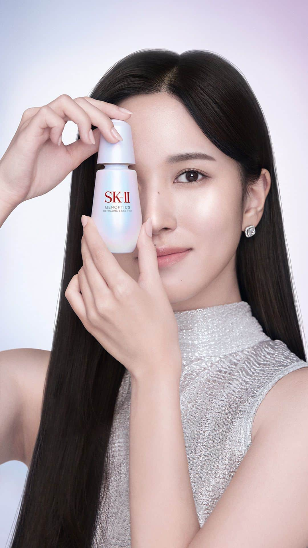 SK-II's Official Instagramのインスタグラム：「Join Mina (@mina_sr_my) and unleash your ultimate aura from inside out with the new SK-II GenOptics Ultraura Essence.   In stores now.   #SKII #PITERA #100CaratAura💎」