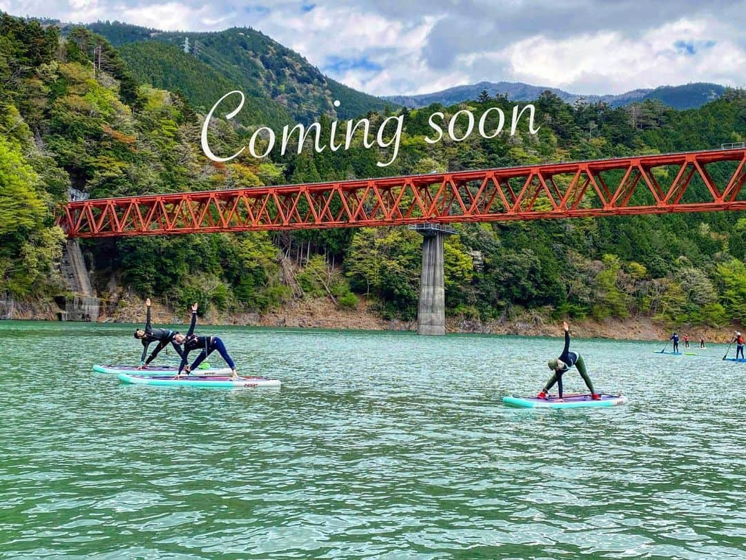 高松いくさんのインスタグラム写真 - (高松いくInstagram)「【Coming soon…】 湖✖️SUP✖️Yoga そして 鉄道旅✖️温泉♨️と美味しい名物  あの道を抜けると...  レインボーブリッジです‼️  長島ダムのダム湖（接岨湖）の左岸に突き出た半島 ここが無人駅の「奥大井湖上駅」 ※実は素敵なカフェが🍰☕️  両脇には南アルプスあぷとライン（井川線）の鉄橋「奥大井レインボーブリッジ」が架かっています🌈  奥大井レインボーブリッジは遊歩道となっているため、列車を間近で見ることができます。  しかし！！！ 上から見たことがある方も、 下を潜る事はなかなかないのでは‼️⁉️😍  車がなくても大丈夫🙆🏽‍♀️ SUPツアーの集合場所も 「ひらんだ駅」 から直ぐなので ご家族で🎶お友達と🎶おひとりで🎶 電車の旅をしながら SUPツアー参加して ボードの上で、ヨガをして 汗をかいて、温泉へ入って 美味しい名物食べて... いかがでしょう！！？？(*´꒳`*)❤️  #comingsoon #大井川鐵道  大井川　#レインボーブリッジ #列車の旅 にプラス　 #スポーツ を #sup #yoga #supyoga #静岡  #掛川　#川根本町 #鉄道  #鉄道の旅 #大井川でやるべき100のこと のひとつにしてください❤️」4月4日 18時37分 - iku_takamatsu_trip_sup_yoga