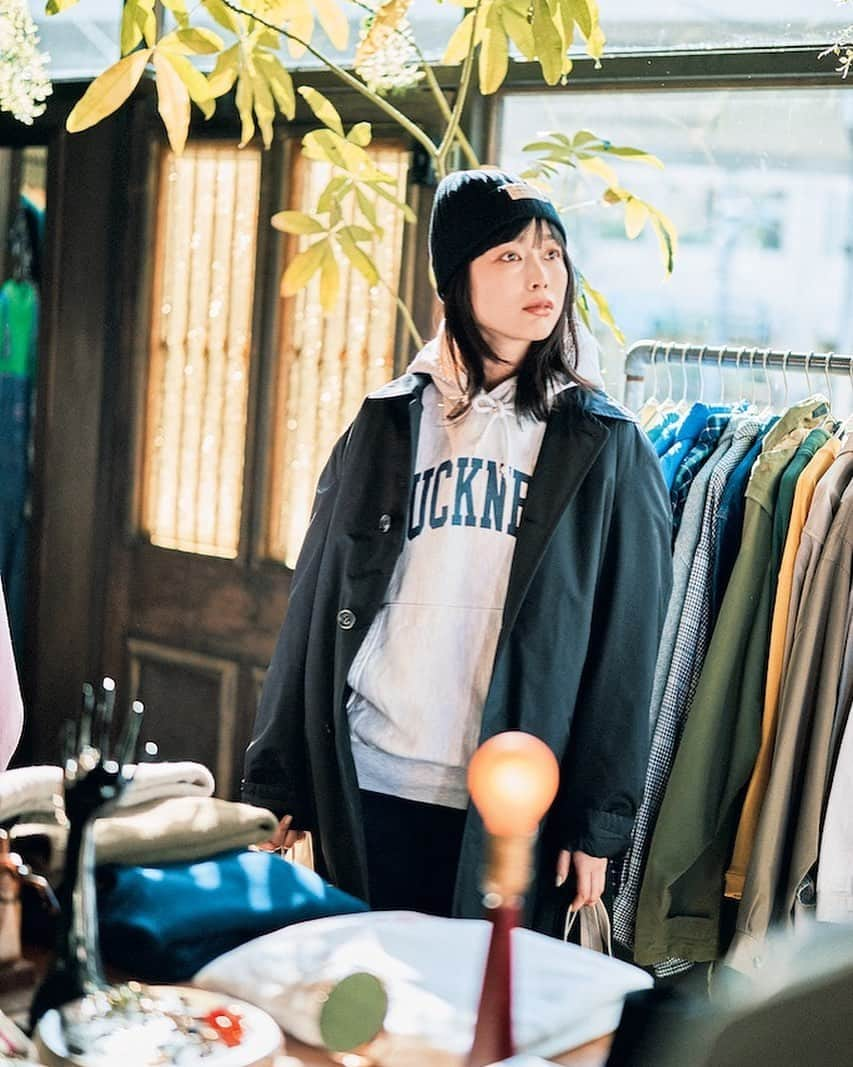 minaさんのインスタグラム写真 - (minaInstagram)「・ 発売中のmina5月号『「古着」でつくる、春のベーシックスタイル』企画から、コーディネートを紹介します！  Item--------------- ユーズドパディングコート 38,280円／oo vintage @oo_kouenji  ユーズドロゴスウェットフーディ 14,300円／FILM @film_shimokitazawa  デ ニ ム パ ン ツ 26,400円 ／MY_ _ _（1LDK apartments.）@1ldk_apartments  ニット帽 4,950円／ SANDINISTA（トゥー・ステップ）@sandinista_insta  トートバッグ 9,790円／ L.L.Bean（L.L.Beanカスタマーサービスセンター）@llbeanjapan ---------------------  mina5月号をぜひチェックしてくださいね🌸 #mina #minamagazine #ミーナ #週末女子 #吉倉あおい」4月4日 18時40分 - mina.magazine