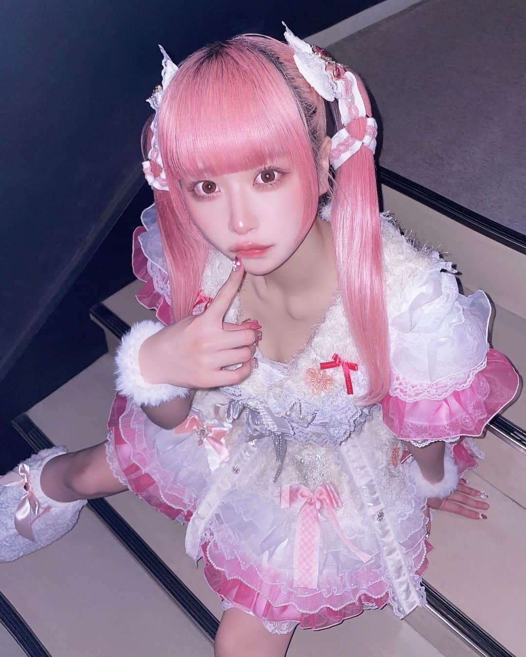 いちのインスタグラム：「1から全部知りたいの❕いちって重い❔  #idol #cosplay #cosplayer #cosplaygirl #japanesegirl #girl #selfie #instagood #hightone #maid #pinkhair #highlighthair #twins #twintail #fff #lfl #l4l #ハイライトカラー #アイドル #派手髪」