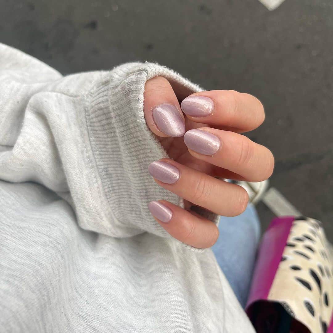 Madoka Yamamotoのインスタグラム：「今月の爪はこういう感じでした🍇研修の方にやって頂いて、どうしても1本補強をお願いしたらオーナーみたいな凄腕の人が出てきて結局片手全部オーナーがやってくれた㊗️クソ早🎉しかし研修の方もすごく上手だった、そろそろ優しい色はやり尽くしたから元気いっぱい緑と紫の10本アートがやりたい💢 #madochosunail#オフィスネイルの限界点を探し中#ネイル#ワンカラー#ピンクネイル」