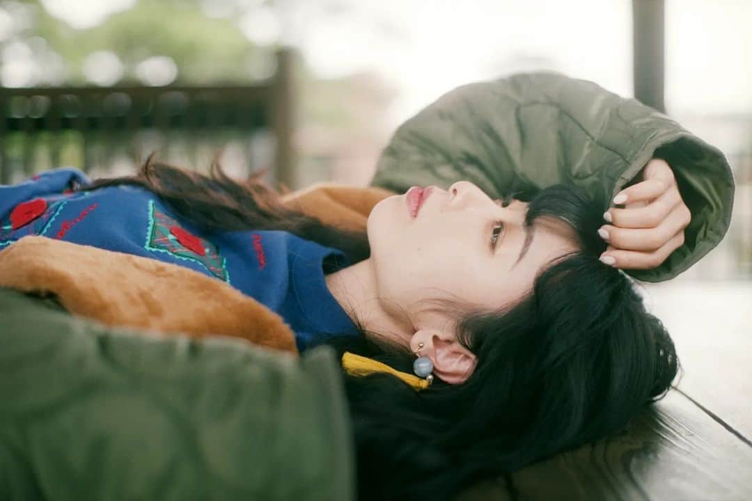 遥南碧のインスタグラム：「変わることを恐れるな⁡ ⁡* * * #何気ない日常の物語 をモチーフに 東京拠点で #被写体募集 しているので 興味がある方はお気軽に ご連絡ください。  モデルのファッション撮影や アイドルのグラビアなど 一緒に #作品撮り 出来る ヘアメイク 、スタイリストも募集中✨  案件やコラボのお誘いは お気軽にコメント、DMください！ *⁡ ⁡*⁡ ⁡* #フィルム写真普及委員会 #瞳の中のノスタルジア ⁡#フィルム好きな人と繋がりたい #フィルム寫眞 #幸せな瞬間をもっと世界に #人像攝影 #儚くて何処か愛おしい様な #被写体さんと繋がりたい  #ファインダー越しの私の世界 #みもめんと #その光を焼きつけて #純猥談写真 #フィルム寫眞 #fashionphotography  #japanesegirl #좋아요반사 #필름사진 #인물촬영  #into_the_screen #film_com #analogportrait #photogram_archive #film_jp #film365life ⁡」