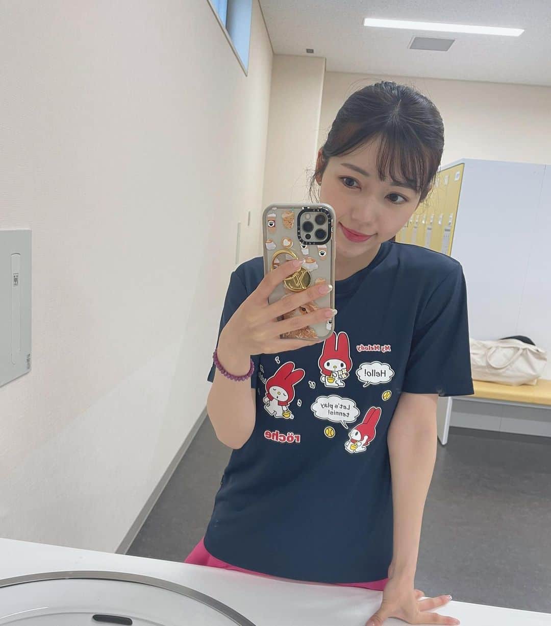 川又智菜美のインスタグラム：「マイメロちゃんテニスウェア😍 きゃわわわ😍 ⁡ 展示会で注文してて楽しみにしていた roche×サンリオのTシャツが届きました😆✨ ⁡ テニスウェアだと何でも許される感じがする〜！！笑 ⁡ 昔からサンリオキャラクターたちは大好きですが 小物じゃなくまた身に纏える日がくるなんて😂  因みに1番好きなキャラは リトルツインスターズです💫 ⁡ #テニス #テニス女子 #tennis」