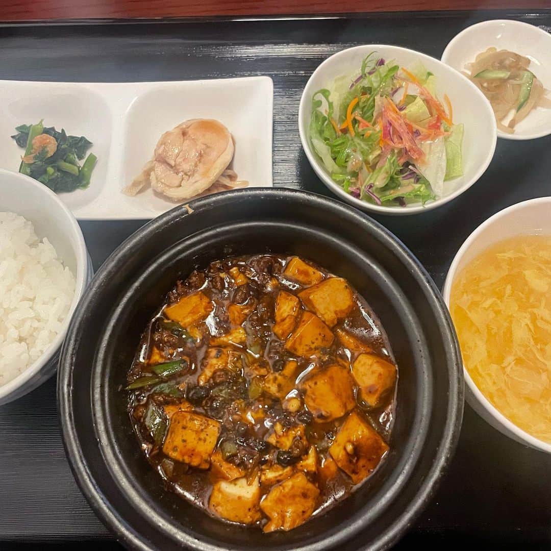 あだち理絵子さんのインスタグラム写真 - (あだち理絵子Instagram)「ランチは スパイスカレーの次に選びがちなのが  #麻婆豆腐   #堺東 にある  #中国酒菜華 @sakai_hana   なかなかシャレた綺麗な中華屋さんはいっぱです。   麻婆豆腐はグツグツの小鍋で、玉子スープが美味しい！  これは期待できます。  麻婆豆腐は赤味噌っぽいコクで  四川麻婆豆腐も共通してて 確かにシビ辛。  私は山椒も、もうちょい酸味もある方が好きだな。  子供に頼んでもらった   #天津飯 が美味かったーー🥰  すごく鶏ガラスープの効いた しっかりめの餡は キクラゲの食感もよく たーっぷりフワフワの卵と絶妙！  こちらはなかなかの量でたべきれませんでした。  #焼売　もオススメです😊  近くなら夜飲みたい店❤️  #堺東ランチ #堺東グルメ  #中華#グルメ #味にうるさい #あだち食べログ　3.9」4月4日 18時44分 - adachi.rieko