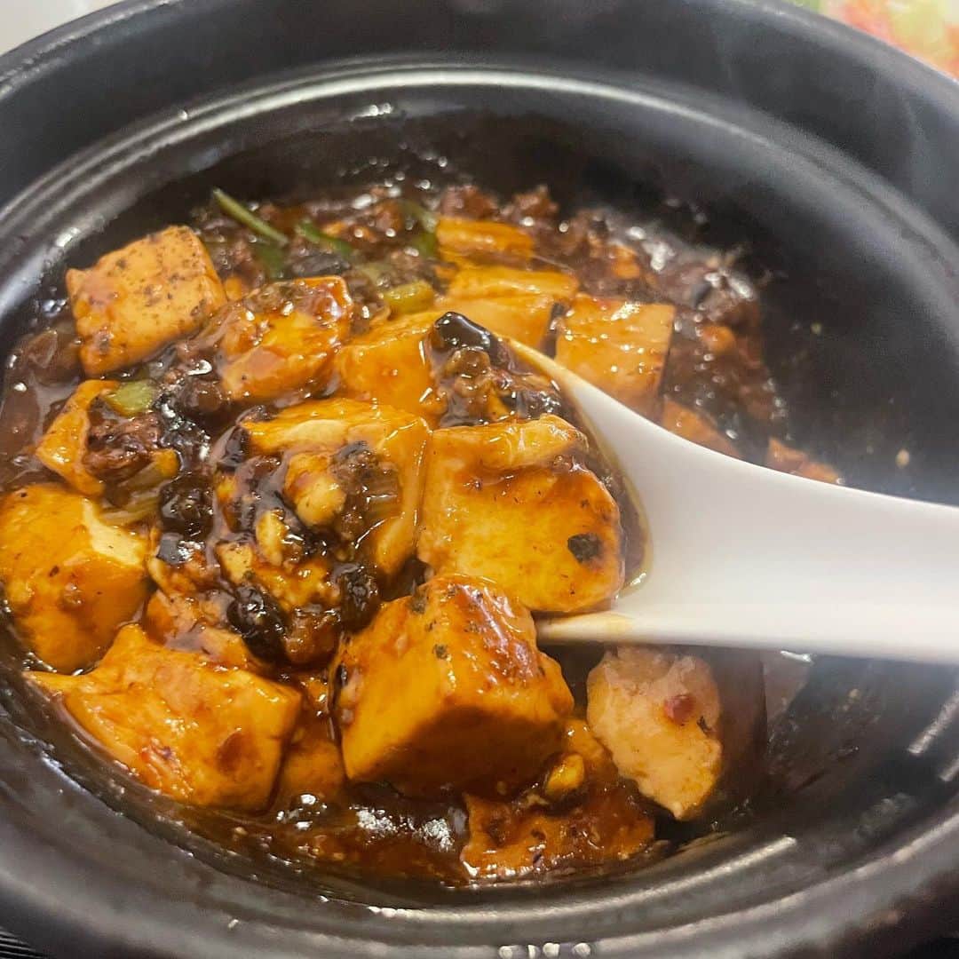 あだち理絵子さんのインスタグラム写真 - (あだち理絵子Instagram)「ランチは スパイスカレーの次に選びがちなのが  #麻婆豆腐   #堺東 にある  #中国酒菜華 @sakai_hana   なかなかシャレた綺麗な中華屋さんはいっぱです。   麻婆豆腐はグツグツの小鍋で、玉子スープが美味しい！  これは期待できます。  麻婆豆腐は赤味噌っぽいコクで  四川麻婆豆腐も共通してて 確かにシビ辛。  私は山椒も、もうちょい酸味もある方が好きだな。  子供に頼んでもらった   #天津飯 が美味かったーー🥰  すごく鶏ガラスープの効いた しっかりめの餡は キクラゲの食感もよく たーっぷりフワフワの卵と絶妙！  こちらはなかなかの量でたべきれませんでした。  #焼売　もオススメです😊  近くなら夜飲みたい店❤️  #堺東ランチ #堺東グルメ  #中華#グルメ #味にうるさい #あだち食べログ　3.9」4月4日 18時44分 - adachi.rieko