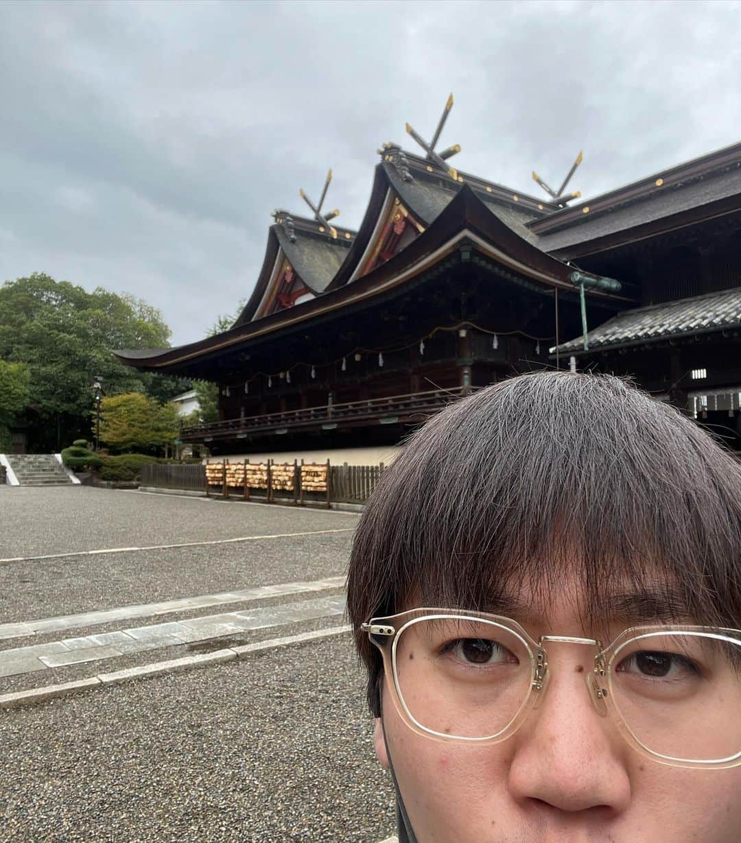 たけるさんのインスタグラム写真 - (たけるInstagram)「【最近の参拝歴】  吉備津神社　岡山 一番好きな一番詣でてる神社 何を隠そう桃太郎のモデルとなった大吉備津彦命が祀られてる神社 岡山ならではの神社 拝殿本殿も吉備津造りという珍しい造り むちゃくちゃ国宝らしい そして長い回廊 398m 気持ちがいい 為末なら45秒で回廊回り切る あと鳥居カッケェ。。。  #東京ホテイソン #たける #神社 #備中神楽 #岡山 #吉備津神社 #桃太郎」4月4日 18時45分 - takayanken