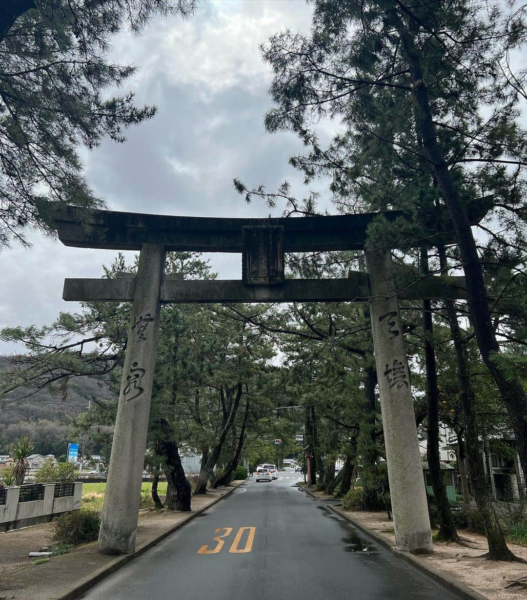 たけるさんのインスタグラム写真 - (たけるInstagram)「【最近の参拝歴】  吉備津神社　岡山 一番好きな一番詣でてる神社 何を隠そう桃太郎のモデルとなった大吉備津彦命が祀られてる神社 岡山ならではの神社 拝殿本殿も吉備津造りという珍しい造り むちゃくちゃ国宝らしい そして長い回廊 398m 気持ちがいい 為末なら45秒で回廊回り切る あと鳥居カッケェ。。。  #東京ホテイソン #たける #神社 #備中神楽 #岡山 #吉備津神社 #桃太郎」4月4日 18時45分 - takayanken