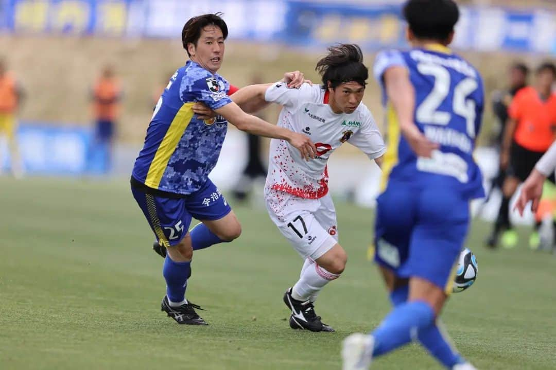 可児壮隆のインスタグラム：「第5節vsFC今治1-1  古巣FC今治との対戦でした。 対戦相手の選手・スタッフに今まで一緒に戦ってきた知り合いがたくさんいて、対戦できて良かったです。 自分達のサッカーをして、結果・質にこだわって、一戦一戦・一日一日を全力で頑張ります💪  一選手の目線からですが、 FC今治のスタジアム・試合運営が素晴らしく、 サッカーを通じて地域が盛り上がってる姿をみて、シンプルにすごい！と思いました。 僕がいた頃から比べても雰囲気が変わり、取り組んでいたことが結果として表れていて、何事においても地道に誠実に取り組むことが大事だと改めて感じました。 FC今治のサポーターの皆様温かく迎えて下さりありがとうございました。  応援ありがとうございました。  #奈良クラブ」