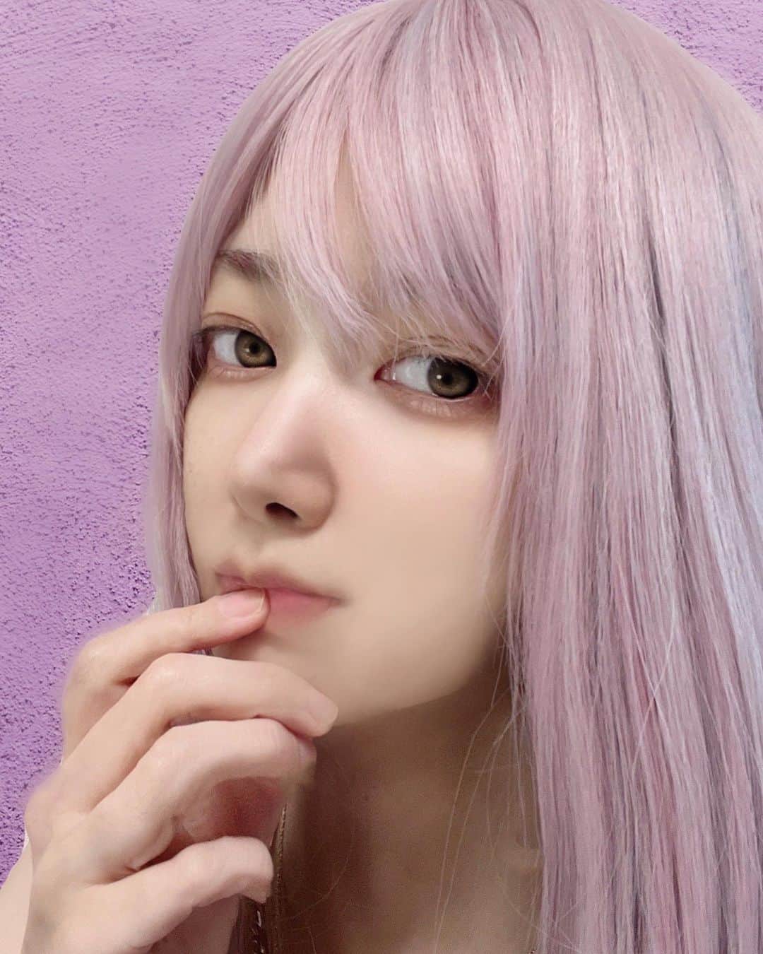 HIMIKOのインスタグラム：「すっぴんから頑張ったら薬指と小指の先が消失してしまった なぜだ？？ もっといける気がするんだけどなぁ  #キレイめカジュアルコーデ  #大人ファッション #大人コーデ  #メイク #YouTube動画」