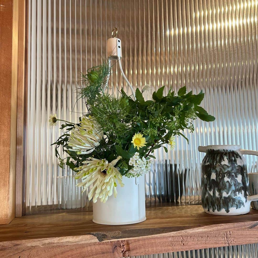 武藤乃子さんのインスタグラム写真 - (武藤乃子Instagram)「💐 初夏のハンギングアレンジ。  花材は短めに、アルミ線で固定して。 私は前から見ても後ろから見ても整うように、アレンジしました。  グリーンが増えて、もう初夏！！ お花のお持ち帰り用に作ったミニブーケも可愛い。  #フラワーアレンジ #フラワーアレンジメント  #ハンギング  #ハンギングアレンジ  #花のある暮らし  #花のある生活  #生花」4月4日 18時47分 - muto_noriko.11