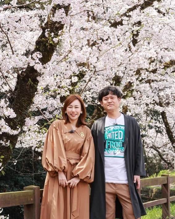 神谷ゆう子のインスタグラム：「「ぶらばん。」 4月で16年目に入りました。 1回目の放送から16年経ちました。 ほぼ16年間毎週木曜日に会ってて、 2人とも老けました。 2人とも笑い皺が増えました。 2人とも柔らかくなりました。 本当に皆様ありがとうございます。 見てくれる方が、凹んだ時や辛い時 ぶらばんを見てちょっとでもそんな気持ちがなくなってくれれば幸せです。 16年目も宜しくお願いします🌸」