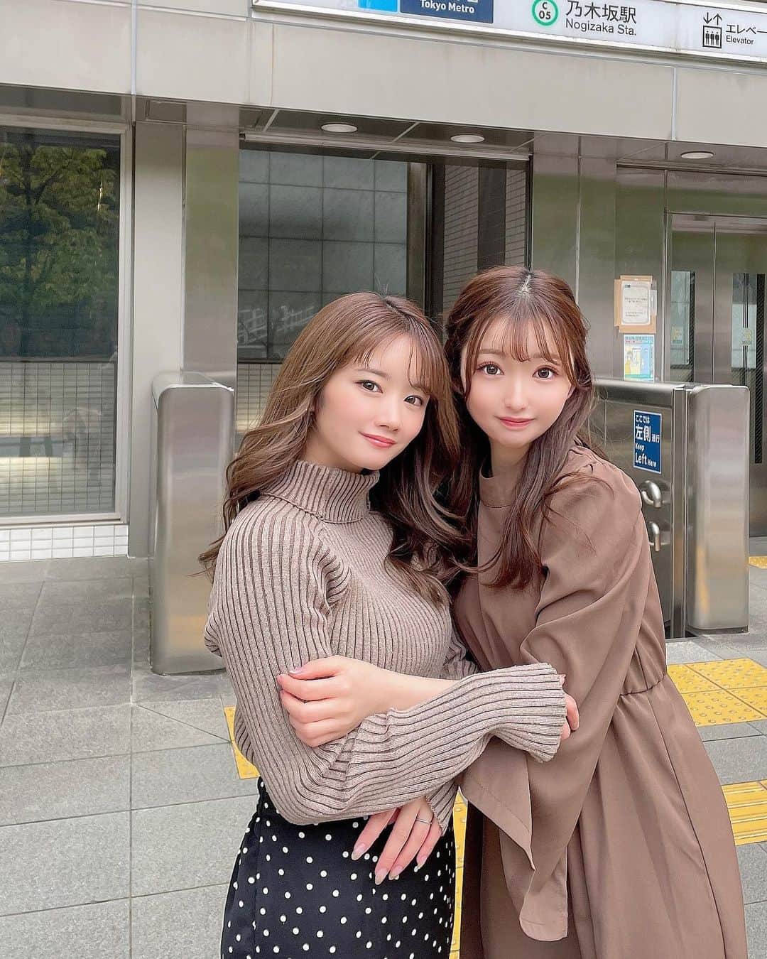 畠中清羅 のインスタグラム：「_  結構前だから冬服だけど 久しぶりに乃木坂駅に行ったり神社へ 行ったりした日🫰🏼💕  @emiri0101_  と🍭 いつも笑っててホワホワしてて癒される♡」