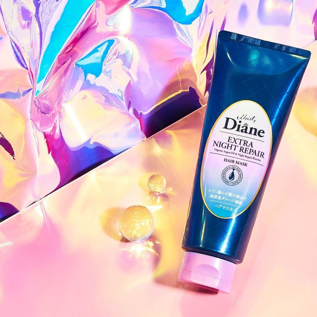 モイストダイアンのインスタグラム：「夜のディープ補修🌙  ■エクストラナイトリペア ヘアマスク  ダイアンのアカウントで何度か紹介をしているエクストラナイトリペアのシャンプーとトリートメント◎ 他にもヘアマスクがあるのはご存知でしたか？🤔💬  保湿効果があるシルク成分*配合なので翌朝なさそうまでまとまり寝ぐせケアも◎ 寝ている間も髪の深部まで浸透し痛んだ髪を補修します✨  シャンプーとトリートメントの間にご使用ください🌙」