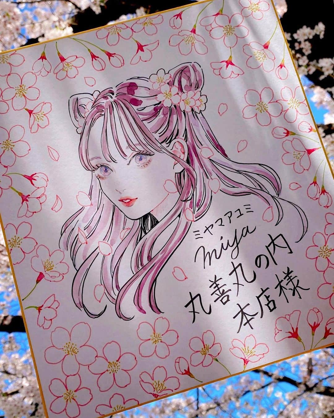 のインスタグラム：「桜の色紙を描きました🌸 JR東京駅直結の丸善丸の内本店様にて展示頂ける予定です📚  画集 #花kotoba🌸 は本日で1周年になります💐 丸善丸の内本店様にお送りした桜のサイン本、第一弾は入荷後すぐに完売となったそうです。お手に取ってくださった方、ありがとうございます！ 追加で描かせて頂いたので、また入荷次第お知らせ致します📚  普段色紙に描く機会はあまりないのですが結構好きな塗り心地でした。  LYRAの水彩マーカーと、呉竹さんのサインペンをメインに使用しました。  サインペンは薄墨と、黒色の2色ついていて薄く描けるのが良かったです。LYRAはペンと水彩感を兼ね備えていて色紙を描くのにぴったりでした。髪の毛は水彩で塗っています。 詳細とメイキングを後程FANBOXにまとめます。  #東京駅から春を感じよう フェアは4/9までです🌸  #桜 #さくら #サクラ #spring #東京ステーションシティ #東京駅 #JR  #artwork #watercolor #水彩 #透明水彩 #art #illust #illustration #draw #illustrator #イラスト #イラストレーター #手描き #アナログイラスト #花 #flower #flowers #ファッション #fashion #ファッションイラスト」
