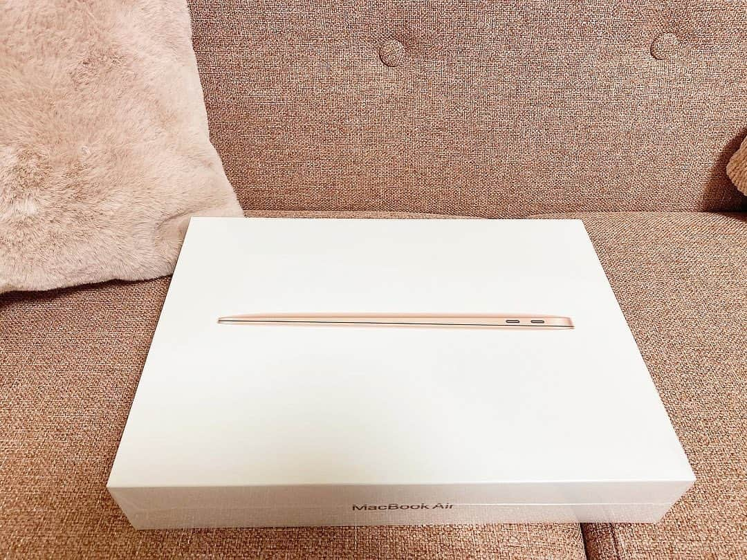 千咲まりのインスタグラム：「. この間やっとMacBook購入しました💻︎💕︎︎ 表参道のApplestoreでオーダーして、 カスタムしたので届くのに2週間以上掛かったよ～。 全く自信ないけど使いこなせるように頑張る💪🏻 そんなわけで誰か使い方教えて🥺笑 #MacBookAir #MacBook」