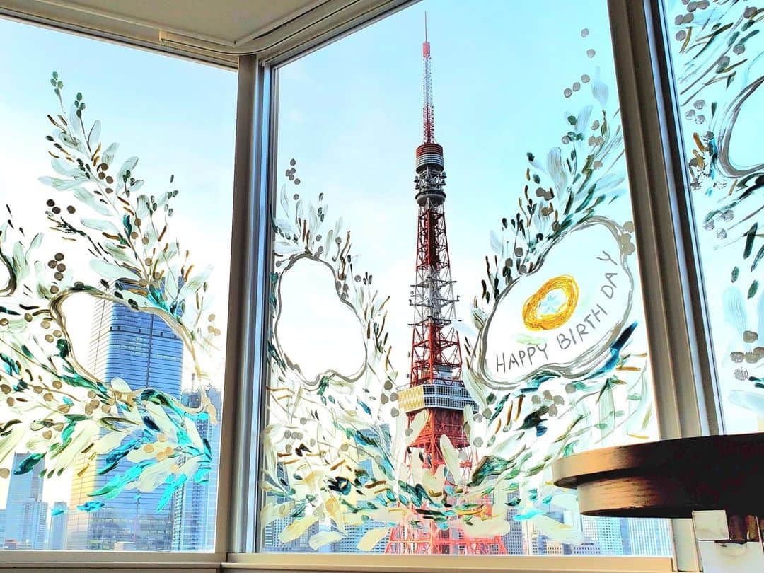 ザ・プリンス パークタワー東京さんのインスタグラム写真 - (ザ・プリンス パークタワー東京Instagram)「【1日1室限定 TOKYO WINDOW ART】 客室の大きな窓に描かれたアートに、お好きなイラストや大切な方へのメッセージを添えて。 東京タワーの絶景を背に、ご自身の手でアートを完成させる絶景体験をお楽しみください。  詳しくはWebサイトへ  TOKYO WINDOW ART  Enjoy a unique hotel stay that lets you become a part of the scenery! Add your own illustrations or personal messages to the dazzling Tokyo backdrop with our room's artistic, interactive window displays. Showcase your creativity as you delight in the sensational views and unmatched luxury of The Prince Park Tower Tokyo.  For further details, please visit the website.  Share your own images with us by tagging @princeparktowertokyo —————————————————————  #絶景はプリンスにある #絶景体験 #絶景 #絶景ホテル #東京ステイ #東京タワービュー #東京タワーが見えるホテル #tokyostay #tokyotowerview #instabae #instajapan #thisistokyo #theprinceparktowertokyo #tokyotower #tokyo #japan #ThePreferredLife #ザプリンスパークタワー東京 #プリンスホテル #東京タワー」4月4日 19時00分 - princeparktowertokyo