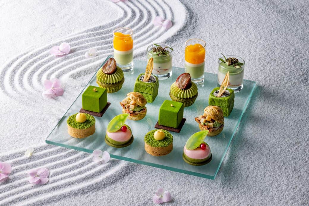 Conrad Tokyoのインスタグラム：「5月8日から開催！「抹茶アフタヌーンティー in Zen Garden」🍵  昨年初めて登場し、大好評の抹茶アフタヌーンティーの第2弾を開催。 今年は「抹茶アフタヌーンティー in Zen Garden」と題し、抹茶に国産の食材を組み合わせ、多様なマリアージュが展開するスイーツとセイボリーをラインアップ。  飲み替え自由なドリンクにはルピシア社の紅茶・ハーブティーをご用意。コーヒー、ソフトドリンクを含む約20種類のドリンクセレクションをお楽しみいただけます。  Starting on May 8, "Matcha Afternoon Tea in Zen Garden"🍵  Matcha Afternoon Tea, which attracted great popularity last year, will be offered as the second special.  Titled "Matcha Afternoon Tea in Zen Garden" this year, there are elegant Matcha sweets and savory which can be perfectly paired the domestic ingredients.  In addition, the guests can enjoy a variety of high-quality beverages such as teas and herbal teas by LUPICIA, a brand specializing in teas from around the world as well as 20 different drink selections including coffee and soft drinks.  Enjoy a luxurious marriage for the peaceful season.  #コンラッド東京 #コンラッド #東京ホテル #ホテル #ラグジュアリーホテル #ホテル #ホテルライク #ホテルステイ #ホカンス #おすすめホテル #ステイケーション #抹茶 #抹茶スイーツ #アフタヌーンティー #アフヌン #ヌン活 #ティータイム  #カフェ活 #ホテル女子会  #conradtokyo #conrad #hotel #tokyohotel #luxuryhotel #tokyorestaurant #tokyotrip #tokyoswwets #maccha #afternoontea #hightea」