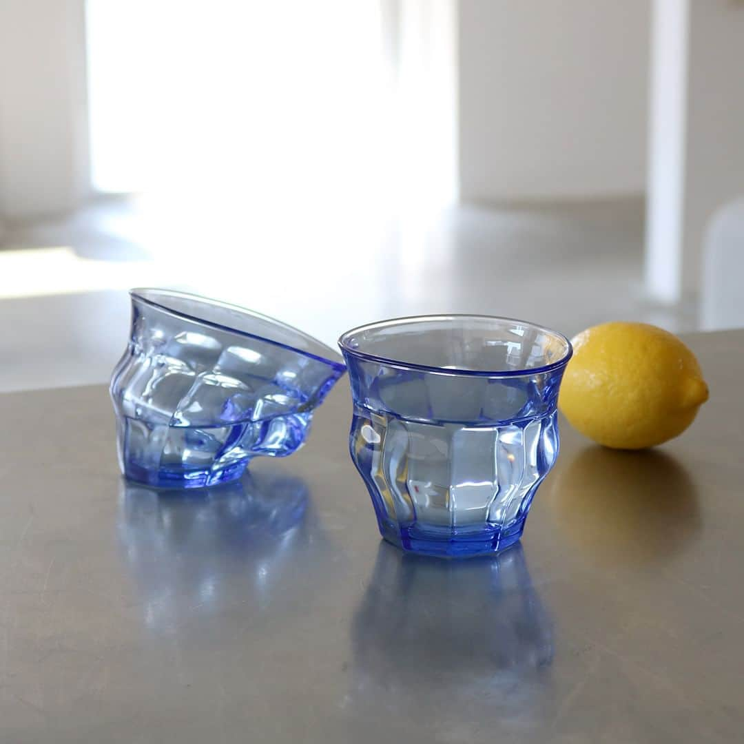 graf studioさんのインスタグラム写真 - (graf studioInstagram)「【 TIPSY=ほろ酔い GLASS 】  業務用グラスとして世界中で使用されている、フランスのDuralex社が作るPicardie Originalガラスを焼成して作られたTIPSY GLASS。TIPSY＝ほろ酔い。 お酒を飲んだときに見える世界を再現したようなグラスです。  グラスの歪み方はひとつひとつ異なります。大きくぐにゃりと歪んだもの、グラスとして通常利用できそうな、酔いがマシなもの。普遍的で平凡とも言えるPicardie Originalガラスに個性を与えているところに、面白みを感じる、アート作品のようなグラスです。  #graf #grafstudio #grafshop #グラス #Glass #TIPSYGLASS #ティプシーグラス #コップ #cup」4月4日 19時00分 - graf.studio