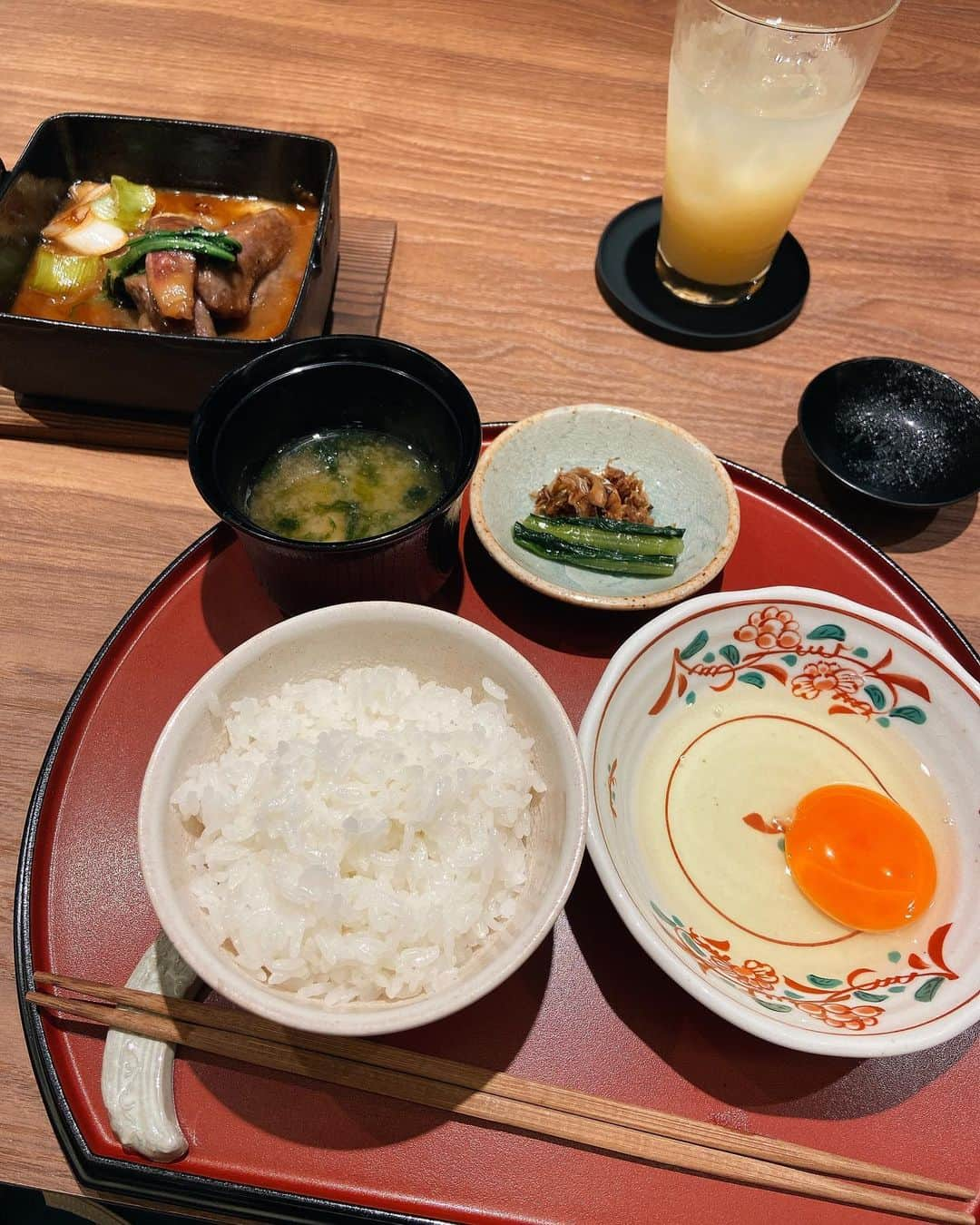 いけながあいみさんのインスタグラム写真 - (いけながあいみInstagram)「🥩🥚✨ ・ すき焼きの美味しいお店を発見っ😄✨ ・ A5黒毛和牛を白味噌のすき焼きで頂いたよ🥩🤤🥚 ・ 無添加、化学調味料不使用にこだわっていて、食べると体が喜ぶのがわかる🤍 ・ 前菜から最後のデザートまで、 全てのお料理がこだわって作ってあり、 味、目、香り、食感、と五感で楽しむお食事でした💕 ・ なんか、温泉旅館に来てる気分になれた😆♨️笑 ・ 私が食べた「おまかせコース(10000円)」は、 記念日や接待、贅沢したい時にイチオシなメニューでした☺️❤️  🍽→和食杜 侑（わしょくのもり　ゆき） 📍→東京都港区西麻布1-4-22ヴェッセル西麻布 📞→ 03-5843-1796 🚃→乃木坂駅から徒歩5分  PR @washokuno_mori.yuki #和食 #東京グルメ #デート #デザート #日本酒 #日本料理 #和食杜侑 #西麻布グルメ#乃木坂グルメ #会席料理」4月4日 18時52分 - aimicat424