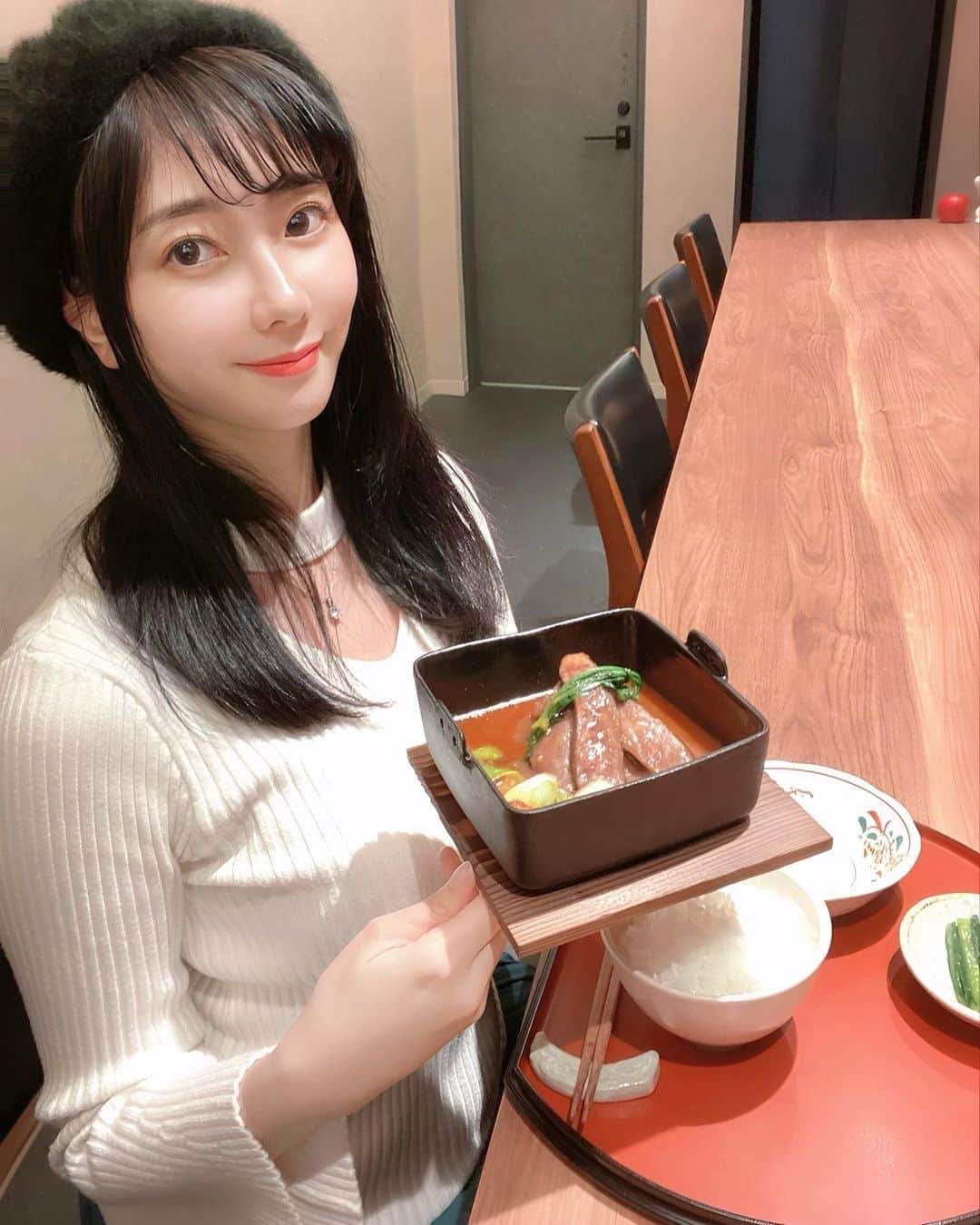 いけながあいみのインスタグラム：「🥩🥚✨ ・ すき焼きの美味しいお店を発見っ😄✨ ・ A5黒毛和牛を白味噌のすき焼きで頂いたよ🥩🤤🥚 ・ 無添加、化学調味料不使用にこだわっていて、食べると体が喜ぶのがわかる🤍 ・ 前菜から最後のデザートまで、 全てのお料理がこだわって作ってあり、 味、目、香り、食感、と五感で楽しむお食事でした💕 ・ なんか、温泉旅館に来てる気分になれた😆♨️笑 ・ 私が食べた「おまかせコース(10000円)」は、 記念日や接待、贅沢したい時にイチオシなメニューでした☺️❤️  🍽→和食杜 侑（わしょくのもり　ゆき） 📍→東京都港区西麻布1-4-22ヴェッセル西麻布 📞→ 03-5843-1796 🚃→乃木坂駅から徒歩5分  PR @washokuno_mori.yuki #和食 #東京グルメ #デート #デザート #日本酒 #日本料理 #和食杜侑 #西麻布グルメ#乃木坂グルメ #会席料理」