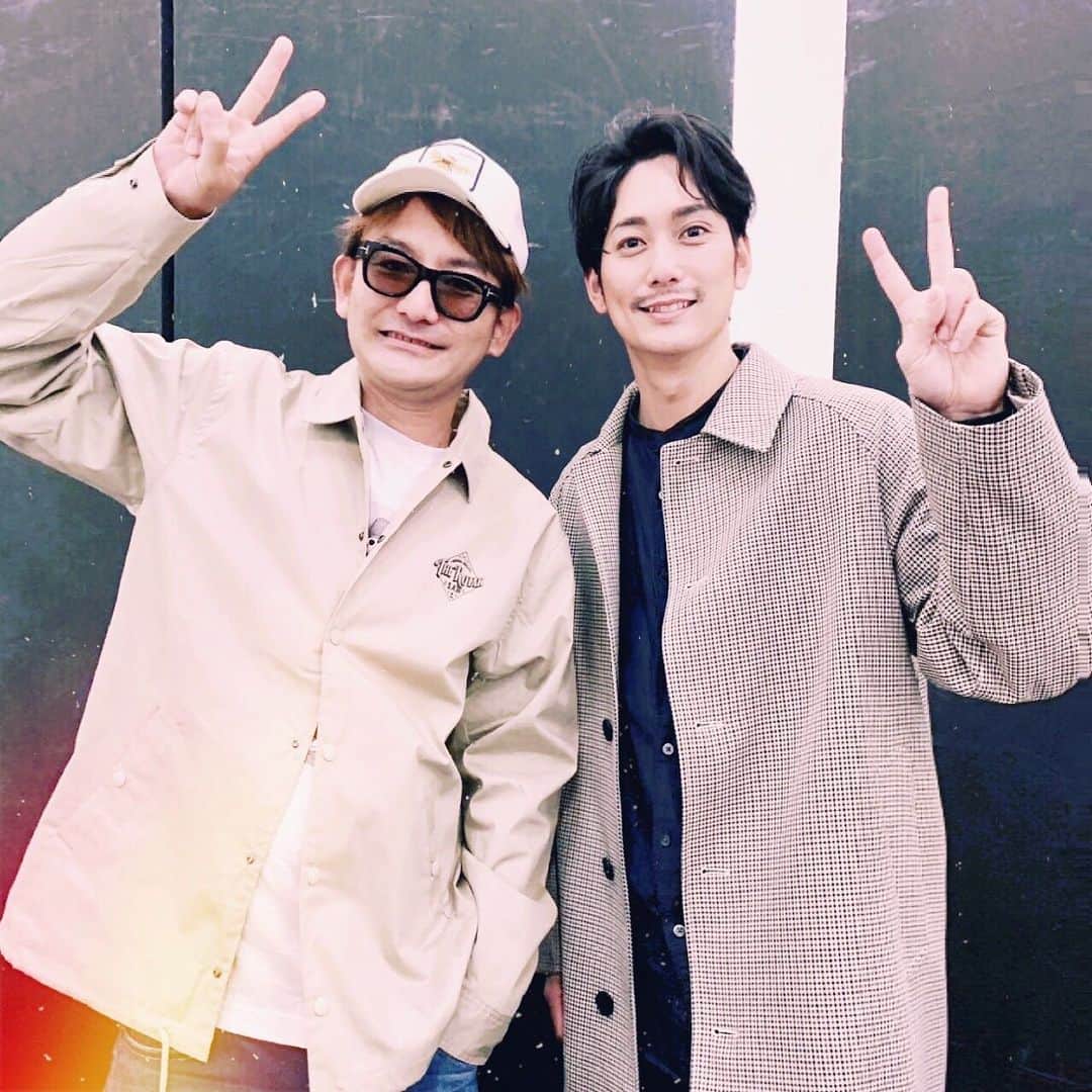 平岡祐太のインスタグラム：「今日はヴァグラントの新ポスター撮影でした！ 現場で晴一さんと📷✨  今日は役のイメージが膨らんだ1日でした。  #ヴァグラント #舞台 #ミュージカル  @vagrantjp #ポルノグラフィティ #新藤晴一」