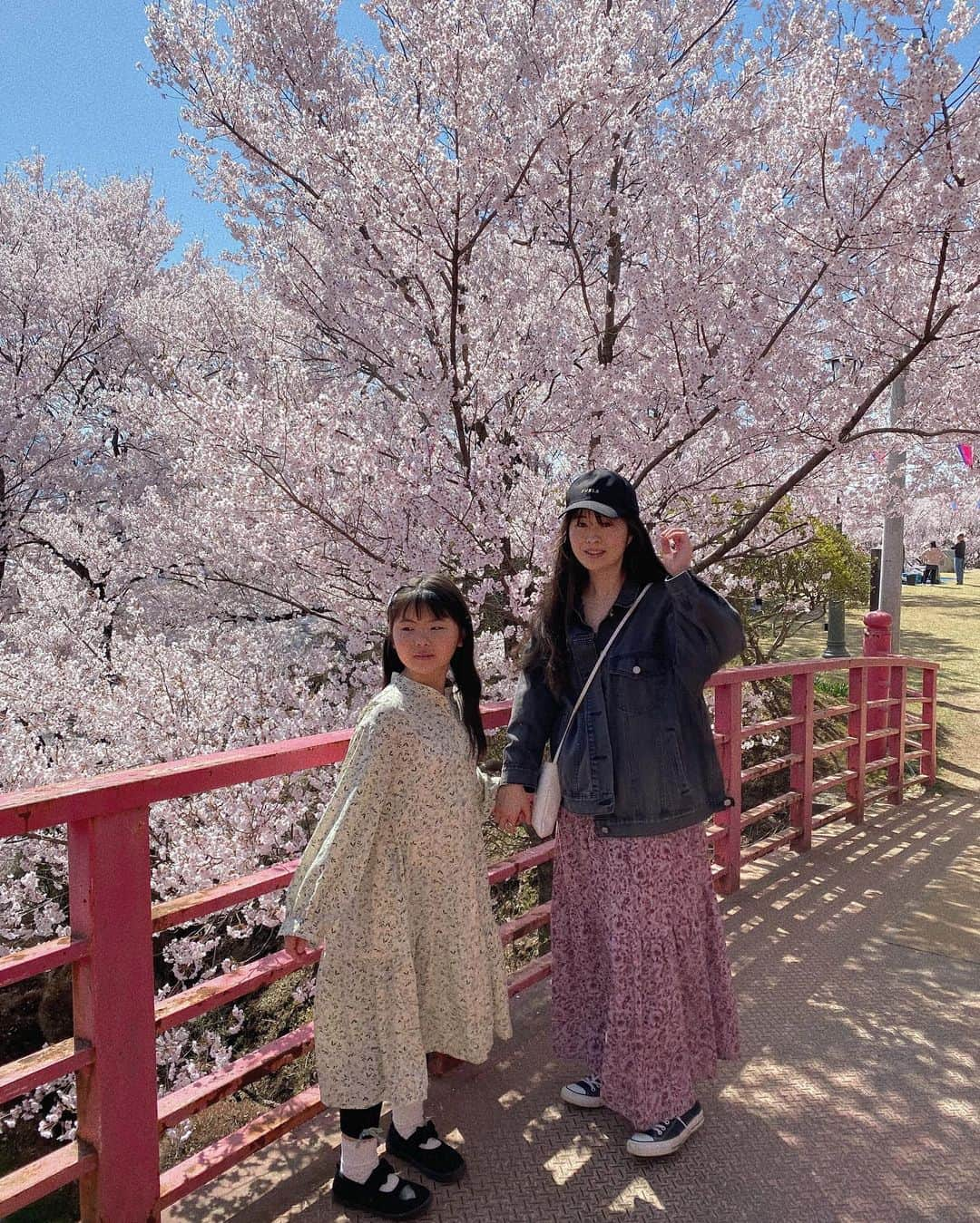 manamisotayutaさんのインスタグラム写真 - (manamisotayutaInstagram)「お花見🌸  ここの桜がほんとにキレイで🌸✨ 毎年楽しみ💕    #お花見#お花見コーデ  #親子コーデ #おやこーで #ワンピースコーデ #桜#満開の桜  #ママコーデ#アラフォーコーデ #locari#mamagirl #mineby3mootd  #大人カジュアル #大人コーデ#ジーユーコーデ  #guコーデ」4月4日 18時54分 - manamisotayuta