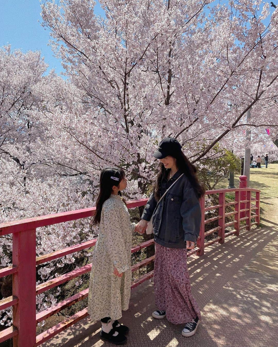 manamisotayutaのインスタグラム：「お花見🌸  ここの桜がほんとにキレイで🌸✨ 毎年楽しみ💕    #お花見#お花見コーデ  #親子コーデ #おやこーで #ワンピースコーデ #桜#満開の桜  #ママコーデ#アラフォーコーデ #locari#mamagirl #mineby3mootd  #大人カジュアル #大人コーデ#ジーユーコーデ  #guコーデ」