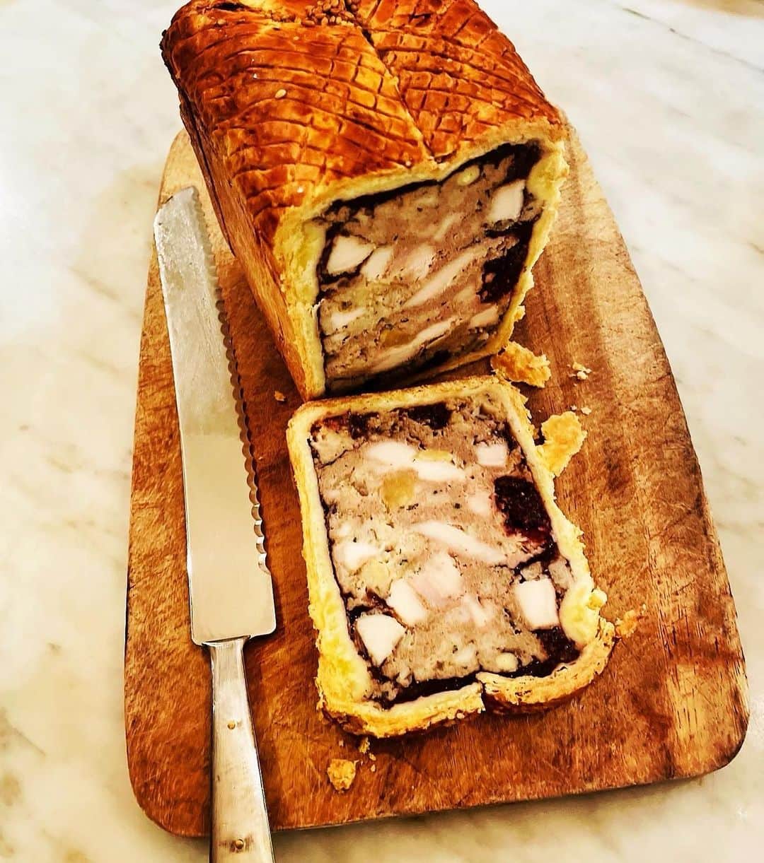若山曜子のインスタグラム：「こちらは肉肉しいごはん会。 もはや売ってるパイでもこんなに凝った味のないぞ！というレベルのあゆみ　@leonardo_abc_ のパテアンクルート。中に入っているレバーは一旦美味しいレバーペーストを作って。りんごもカラメリゼしたもの。パイとお肉の間のゼリーはざくろジュースが入っててこれまたレバーによく合う。  添えられたのは文旦（だっけ）とミントのマリネ。こーゆーの合わせちゃうとこがもうあゆみワールド。口のなかがさっぱり爽やかになってしまい、また美味しく食べられちゃうのです。  私が用意したのはクスクスダニョー。ケフタつき。 骨付きの鶏肉がなかったので鶏ガラで出汁取りました。でも。メルゲーズがなくてケフタも赤身肉だったし、さっぱりしすぎてるね、と途中から塩豚も入れて、もはやちゃんこ状態に。ハリッサは自家製。 （しかし、、こういう煮込みの常ですが、翌朝の方がずっと美味しくなってました。） 前菜は、金沢コメールで食べた鰯を思い出しながら作った、真鰯の酢漬け。  それからまたここでほうれん草とフェタの春巻きを作ってますね…  デザートはベリーとカスタードのトライフルでした。（こちらは撮り忘れ）」