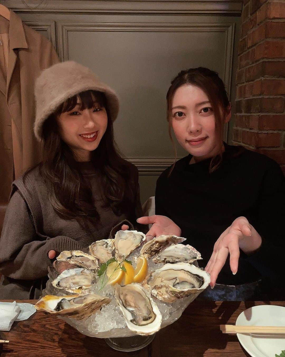 菊池遥香さんのインスタグラム写真 - (菊池遥香Instagram)「. 📍ASADOR EL CIELO/六本木  牡蠣大好きなちえさんと牡蠣を存分に堪能した日〜🦪🫶🏻  ☑生牡蠣 ☑ カキとブロッコリーのアヒージョ ☑ カキとほうれん草のマカロニチーズ ☑ カキクリームスフレ  こんなに牡蠣料理が食べれて幸せだった💓 店内もおしゃれで落ち着いた雰囲気なのが◎  牡蠣好きさんにおすすめ🕊🤍  ✎︎＿＿＿＿＿＿＿＿＿＿＿＿  🏡 東京都港区六本木4-8-5 和幸ビル B1F  🚶‍♀️ 都営大江戸線 六本木駅 出口6から徒歩2分  ✎︎＿＿＿＿＿＿＿＿＿＿＿＿  .  #牡蠣 #牡蠣料理 #生牡蠣 #牡蠣フライ #蒸し牡蠣 #専門店 #六本木 #六本木グルメ #六本木ディナー #東京デート #東京グルメ #居酒屋 #隠れ家的なお店 #food #냠냠 #먹스타그램 #맛집탐방 #인스타푸드 #푸드스타그램 #東京カフェ#おすすめカフェ#韓国 #cafe #일본카페 #牡蠣好き」4月4日 18時57分 - kurara_ruka