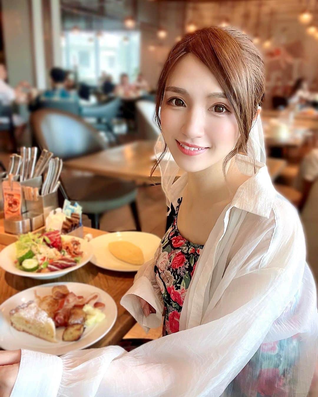 白瀬由莉さんのインスタグラム写真 - (白瀬由莉Instagram)「タイのホテル朝食🥞 結構しっかり食べる🤣  今年はいっぱい旅をしようと思います☺️✈️ 旅仲間募集🤤🫰🏻  行って良かった場所はありますか？😋🌎  明日も素敵な1日を☺️🌈  🌷🧚🏻‍♀️🌻」4月4日 18時57分 - yuri_shirase