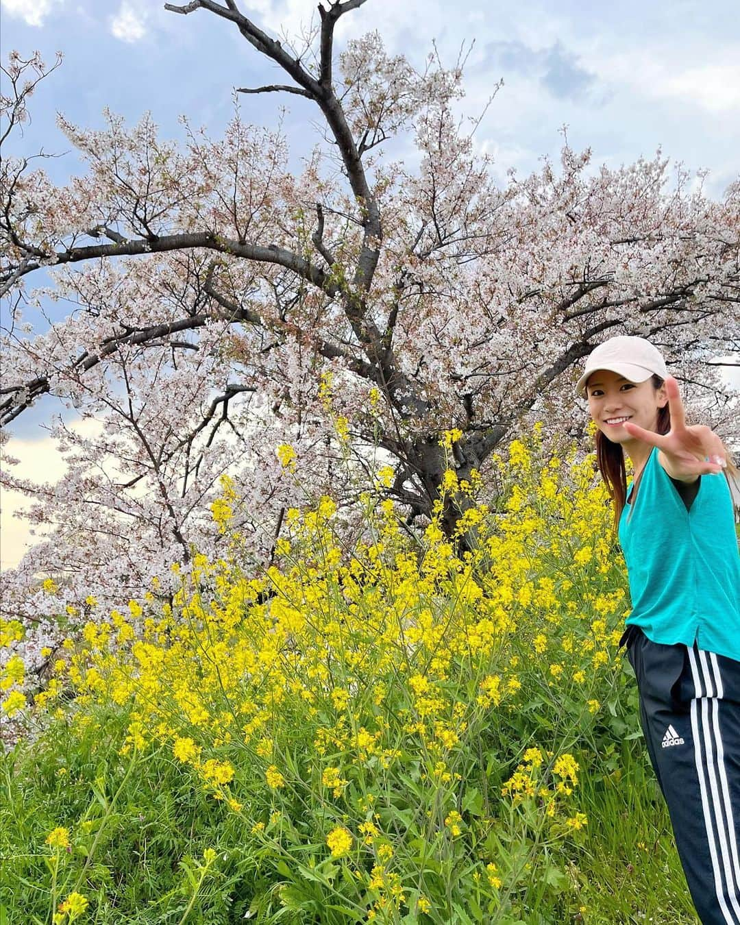 福本愛菜さんのインスタグラム写真 - (福本愛菜Instagram)「愛 菜の花と桜のコラボ🤭💓💓💓  めっちゃランニングの格好やけど記念に撮った🤣  #菜の花 #桜 #コラボ #綺麗 #🌼 #🌸 #ランニング女子 #🏃🏽‍♀️ #笑」4月4日 18時57分 - aina_fukumoto