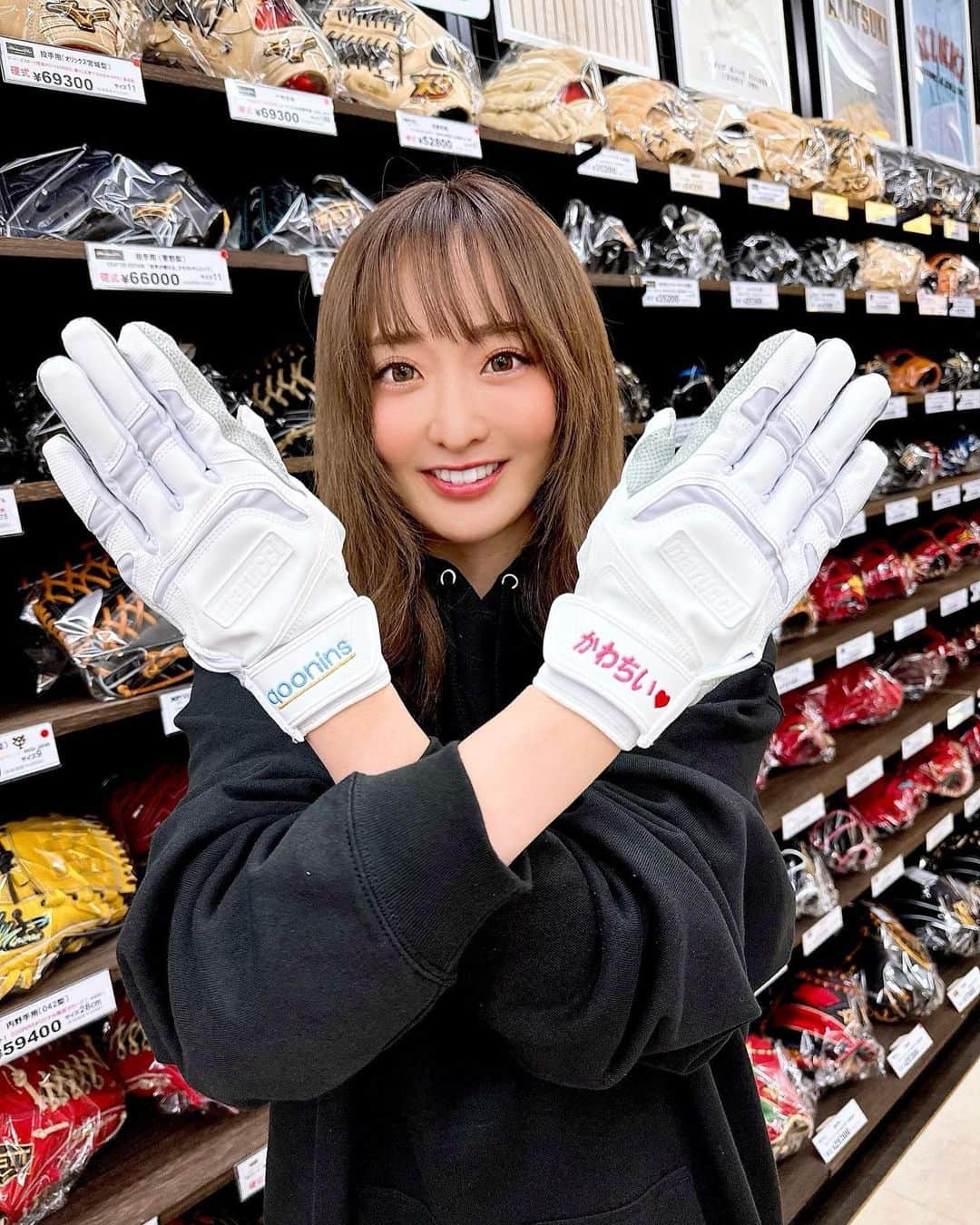 長崎望未のインスタグラム：「.  革手買ったらその場ですぐ 刺繍入れてくれるお店😘✨  Coopers(クーパーズ) @cooperssports   自分で色とか文字とか選んで すぐ入れてもらいました🤭❤️  刺繍入れてくれる時間も 早くてすぐ完成したから びっくりしました！✨  うれし〜っ🥰　  みんなもこれと同じ刺繍 クーパーズで入れてね〜😂笑  名古屋からも電車で40分くらいだし 愛知行った時また遊びに行こう😌✨  最近は革手と同じ色の刺繍を入れて さりげなくおしゃれ感を出すのが 高校球児に人気だそうです☺️✨  確かにさりげないおしゃれ感ある！笑  私も今度しよう😆  marucciの革手もいい感じ〜🤫  #クーパーズ #四日市」