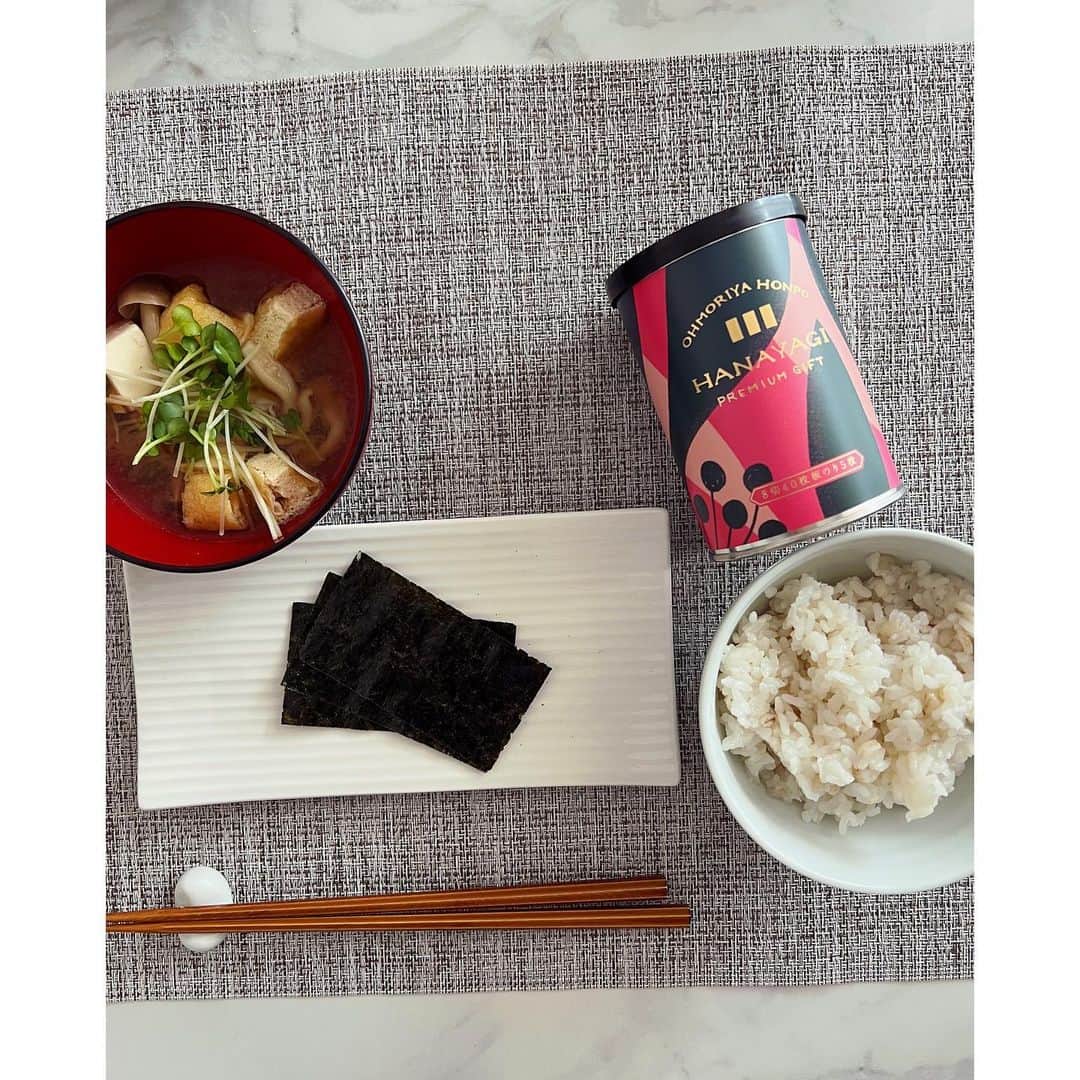 垰智子さんのインスタグラム写真 - (垰智子Instagram)「食べること大好きだけど、お料理はそんなに得意ぢゃないので、おうちで食べる時は、簡単で手軽にそしてちょっとカラダにいいモノを取り入れたいなって思ってる🍚 . 先日食のトレンド博に参加したので、 たくさんの商品を早速いくつか作ってみたよ🤭 . @hikarimiso  山口出身って事もあって、お味噌は甘めが 好き派なんだけど、このクラフト味噌は甘めで しかもとっても優しい味で疲れた時にホッとさせてくれる味なの💕 しかも、生糀だか腸にもとても良いから毎日のお料理に取り入れたいってくらい😊 . @kagome_jp  昔からトマトジュースや野菜ジュースでリピートしてるカゴメさん🍅 食物繊維が2食分の野菜が使用されてて、 糖質オフ❤️ 何気に外で食べる事が多くなると、食物繊維が足りなくなったりするから、毎日の食事に＋して、発酵クレンズでお腹スッキリさせたい🍊 . @ohmoriya_official  一瞬、紅茶？って思うこのオシャレな容そして、昔から海苔ってみるかす』みたいなのが多かったけど愛置いててもステキだし、贈り物にもいいよね🤎 . @melodian_hf  なんと、卵、乳などアレルギーに特化して作られてるお菓子なの🍪 私も子供の頃、食物アレルギーがあったので 今でも疲れた時や取り過ぎには気をつけなきゃって思うから、こう言うのはホントありがたい💕しかも、ショートケーキもあるみたいで、 乳製品がNGな姪っ子にぜひぜひ、食べさせてあげたい✨🎂 . たくさん気になるモノが並んでたから、 ぜひぜひゆっくりとお料理していきたいのが いつもサラダに大活躍で保存食のようにストックしてる @inaba_foods 🌽 . 大好きな @mannanlife_official 💕 自分で作れるモノがあったとは！！😳 . @sonoma_garden_foods_official は はじめましての食品ばかりだったけど、 おからパウダーやハワイのドレッシング、 世界のご飯が楽しめるレトルト食品がたくさんで、ワクワクが止まらない😆 . 食べるの大好きだから、いろんなモノ取り入れてアレンジしていきたいな🥢 . . #ひかり味噌 #クラフト味噌 #craftmiso生糀 #野菜生活100発酵クレンズ #発酵クレンズ #野菜生活 #メロディアン #もぐもぐクッキー #米粉クッキー  #hanayagi #海苔 #大森屋 #食のトレンド博 #pr」4月4日 19時08分 - taotao_tomo