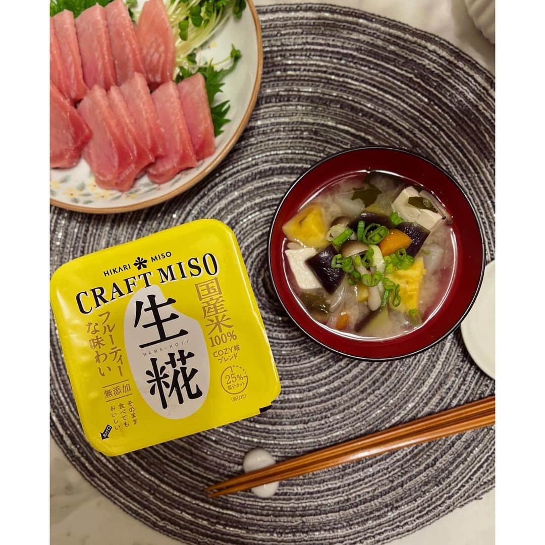 垰智子さんのインスタグラム写真 - (垰智子Instagram)「食べること大好きだけど、お料理はそんなに得意ぢゃないので、おうちで食べる時は、簡単で手軽にそしてちょっとカラダにいいモノを取り入れたいなって思ってる🍚 . 先日食のトレンド博に参加したので、 たくさんの商品を早速いくつか作ってみたよ🤭 . @hikarimiso  山口出身って事もあって、お味噌は甘めが 好き派なんだけど、このクラフト味噌は甘めで しかもとっても優しい味で疲れた時にホッとさせてくれる味なの💕 しかも、生糀だか腸にもとても良いから毎日のお料理に取り入れたいってくらい😊 . @kagome_jp  昔からトマトジュースや野菜ジュースでリピートしてるカゴメさん🍅 食物繊維が2食分の野菜が使用されてて、 糖質オフ❤️ 何気に外で食べる事が多くなると、食物繊維が足りなくなったりするから、毎日の食事に＋して、発酵クレンズでお腹スッキリさせたい🍊 . @ohmoriya_official  一瞬、紅茶？って思うこのオシャレな容そして、昔から海苔ってみるかす』みたいなのが多かったけど愛置いててもステキだし、贈り物にもいいよね🤎 . @melodian_hf  なんと、卵、乳などアレルギーに特化して作られてるお菓子なの🍪 私も子供の頃、食物アレルギーがあったので 今でも疲れた時や取り過ぎには気をつけなきゃって思うから、こう言うのはホントありがたい💕しかも、ショートケーキもあるみたいで、 乳製品がNGな姪っ子にぜひぜひ、食べさせてあげたい✨🎂 . たくさん気になるモノが並んでたから、 ぜひぜひゆっくりとお料理していきたいのが いつもサラダに大活躍で保存食のようにストックしてる @inaba_foods 🌽 . 大好きな @mannanlife_official 💕 自分で作れるモノがあったとは！！😳 . @sonoma_garden_foods_official は はじめましての食品ばかりだったけど、 おからパウダーやハワイのドレッシング、 世界のご飯が楽しめるレトルト食品がたくさんで、ワクワクが止まらない😆 . 食べるの大好きだから、いろんなモノ取り入れてアレンジしていきたいな🥢 . . #ひかり味噌 #クラフト味噌 #craftmiso生糀 #野菜生活100発酵クレンズ #発酵クレンズ #野菜生活 #メロディアン #もぐもぐクッキー #米粉クッキー  #hanayagi #海苔 #大森屋 #食のトレンド博 #pr」4月4日 19時08分 - taotao_tomo