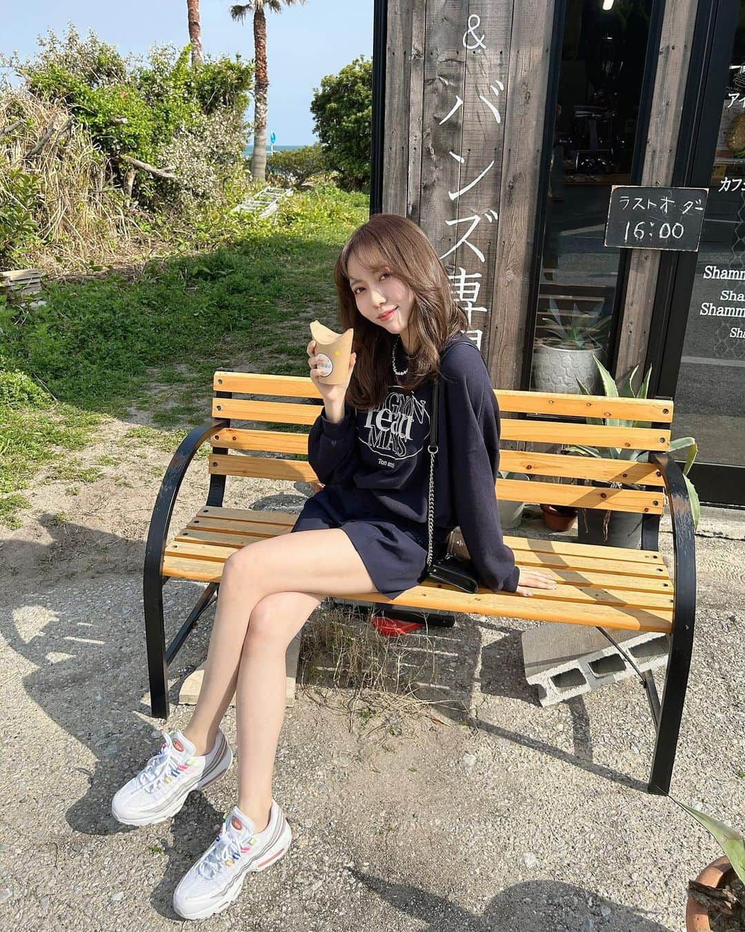 野島樺乃のインスタグラム：「😼🌴 . . . . . #ノジマノシフク  #春コーデ #スウェットコーデ  #私服  #スニーカーコーデ #unemansion #ootd #nike」