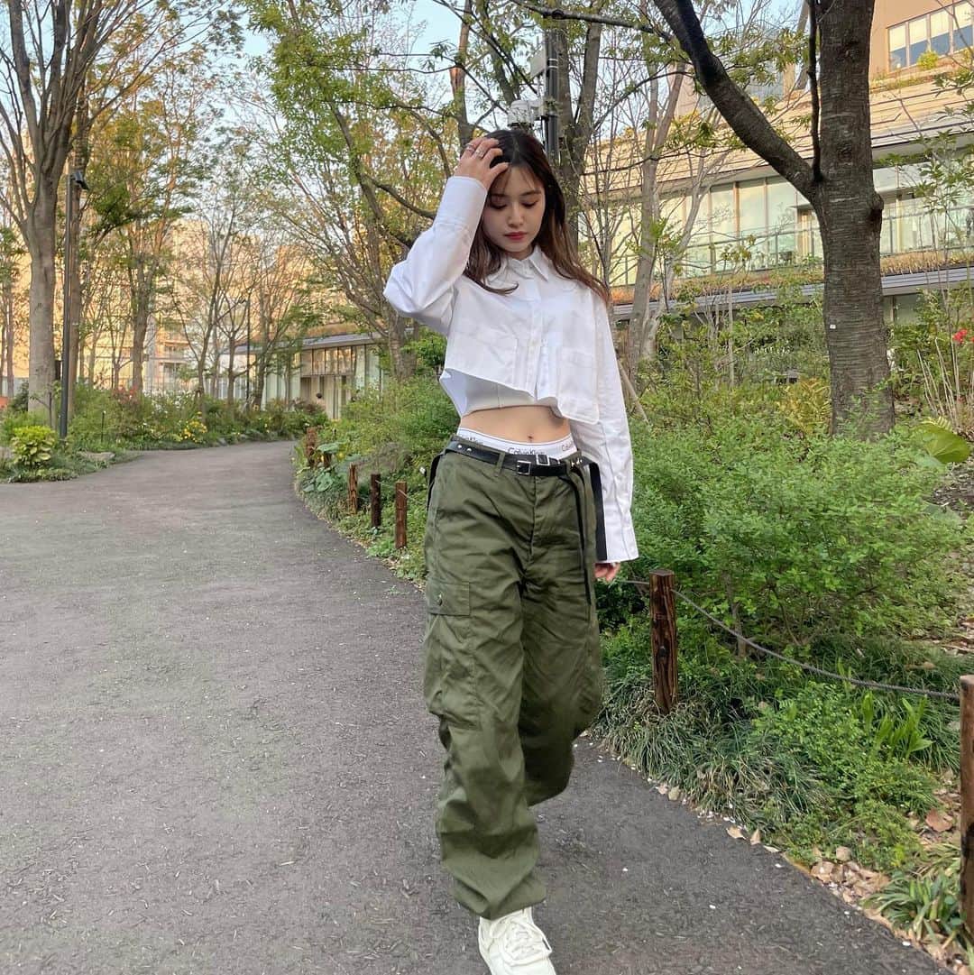 佐久間采那のインスタグラム：「.  NewJeansになりたくて⸺  カーゴパンツを手に入れたꪔ̤̮ˊˎ💫  ドローコードついてるからいつでも止血できる😌❤️‍🔥  @junkyspecial.jpn  @buzzricksons_official   #ootd #todaysoutfit #todaysoutfits #カーゴパンツ #カーゴパンツコーデ #カーゴパンツ女子 #buzzricksons #バズリクソンズ #junkyspecial #ジャンキースペシャル #軍パン #軍パンコーデ #軍パン女子 #zaraコーデ #ザラ購入品 #韓国アイドルになりたい #韓国ファッション #y2k #y2kファッション #シャツコーデ #クロップド丈 #ドローコード」