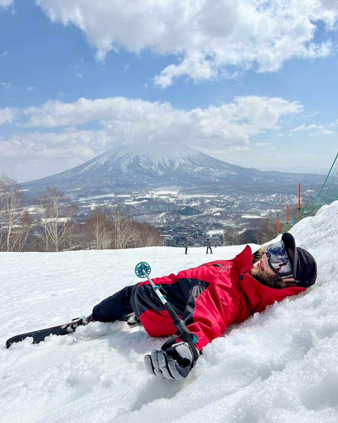 辻元舞さんのインスタグラム写真 - (辻元舞Instagram)「. 子供達は今日から学校が始まりました。 楽しかった春休みの写真を忘れないうちに。 子供達は初めてのスキーで、私達も学生ぶり⛷ よしさんと長男がスキーにハマりまくり、毎日朝から夕方までクタクタになるまでスキーだけする日々を送りました😂 おかげで全員スキーが上達しましたが、旅行と言うよりはスキー合宿…笑 スキーの様子はリールにて💁🏻‍♀️ 今年の冬もスキー三昧になる予感です🤣  #北海道#ニセコ#スキー」4月4日 19時06分 - mai_tsujimoto