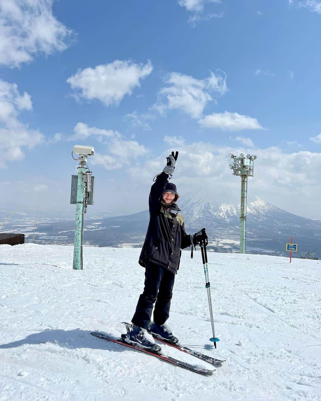 辻元舞さんのインスタグラム写真 - (辻元舞Instagram)「. 子供達は今日から学校が始まりました。 楽しかった春休みの写真を忘れないうちに。 子供達は初めてのスキーで、私達も学生ぶり⛷ よしさんと長男がスキーにハマりまくり、毎日朝から夕方までクタクタになるまでスキーだけする日々を送りました😂 おかげで全員スキーが上達しましたが、旅行と言うよりはスキー合宿…笑 スキーの様子はリールにて💁🏻‍♀️ 今年の冬もスキー三昧になる予感です🤣  #北海道#ニセコ#スキー」4月4日 19時06分 - mai_tsujimoto