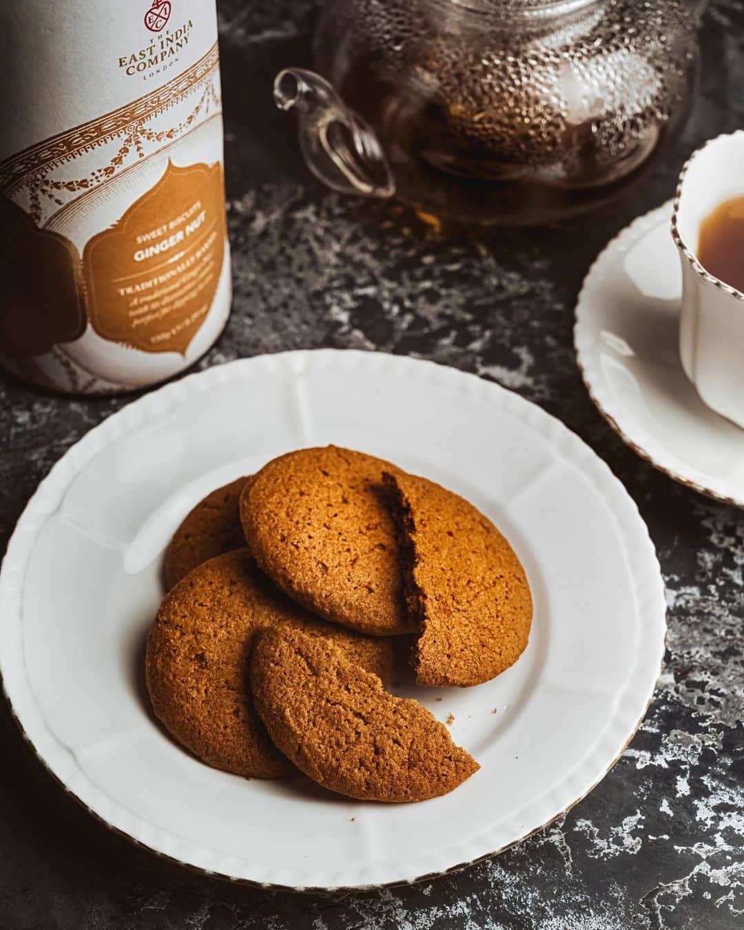 The East India Companyさんのインスタグラム写真 - (The East India CompanyInstagram)「The best and most delicious dunking biscuit? 🍪 We certainly think so. Made with ginger from the Far East, our Ginger Nut Biscuits are traditionally baked and warmingly bold. Ready set and...dunk.  #theeastindiacompany #luxury #luxuryfood #finefoods #gingerbiscuits #biscuits #ginger #gingerbread #gingercookies #coffee #tea」4月4日 19時07分 - theeastindiacompany