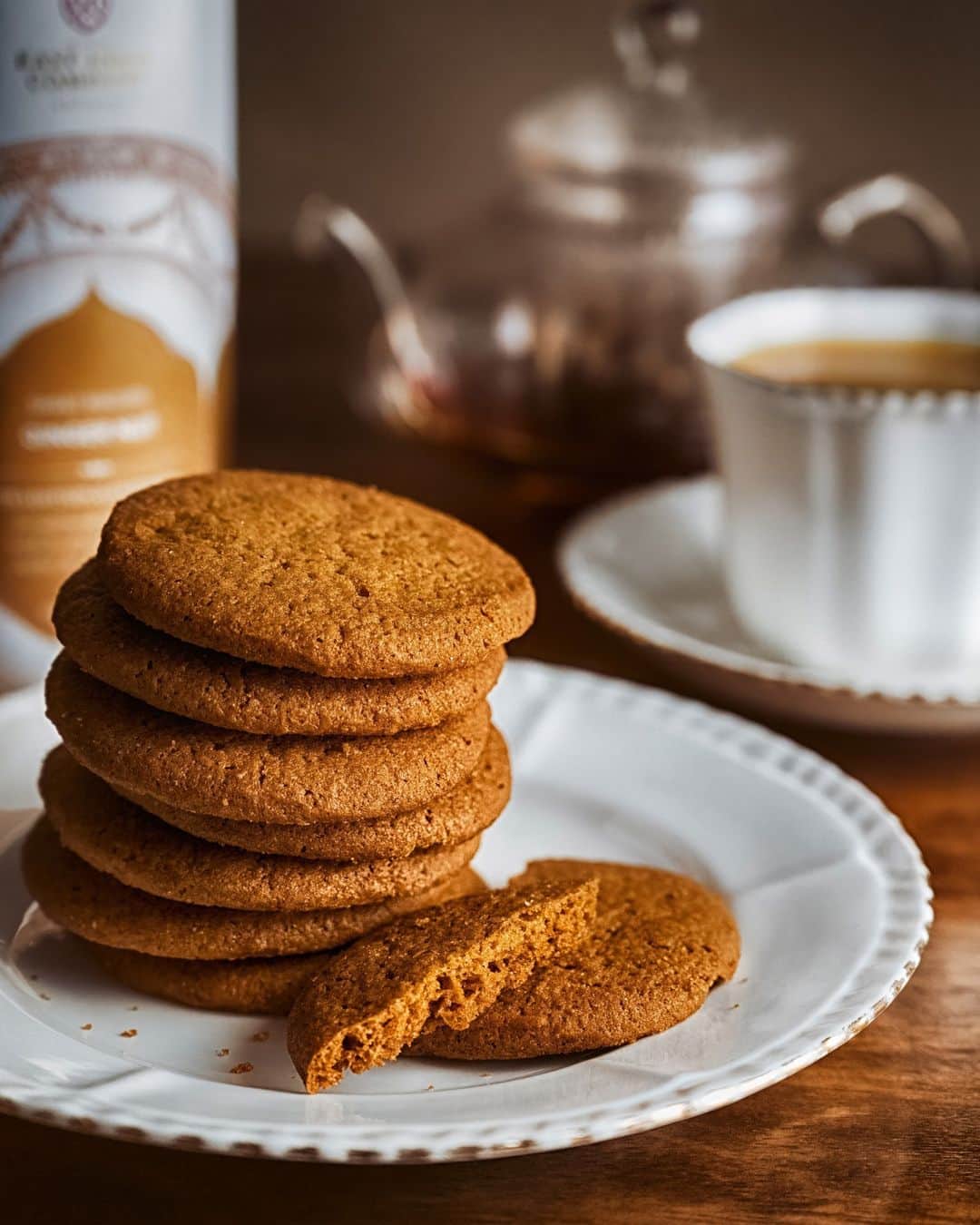 The East India Companyのインスタグラム：「The best and most delicious dunking biscuit? 🍪 We certainly think so. Made with ginger from the Far East, our Ginger Nut Biscuits are traditionally baked and warmingly bold. Ready set and...dunk.  #theeastindiacompany #luxury #luxuryfood #finefoods #gingerbiscuits #biscuits #ginger #gingerbread #gingercookies #coffee #tea」