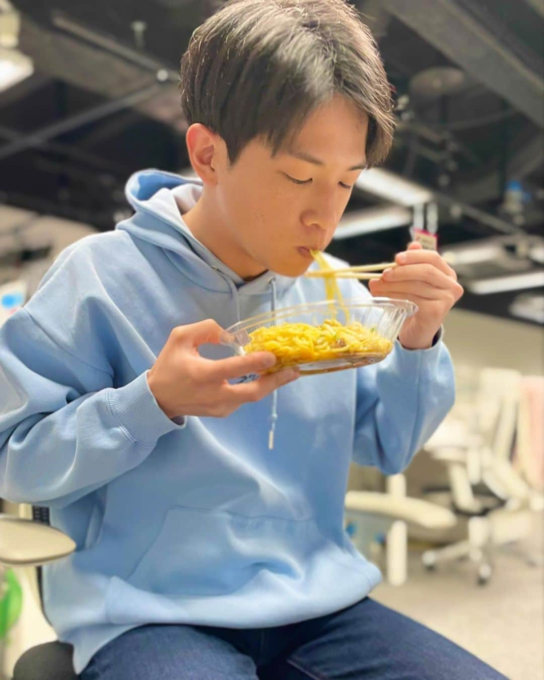 田村浩平のインスタグラム：「. 冷やし中華、食べ始めました。  #中京テレビ #アナウンサー #田村浩平 #午前4時　 #朝食 #今年初 #冷やし中華 #ZIP! #天気予報」