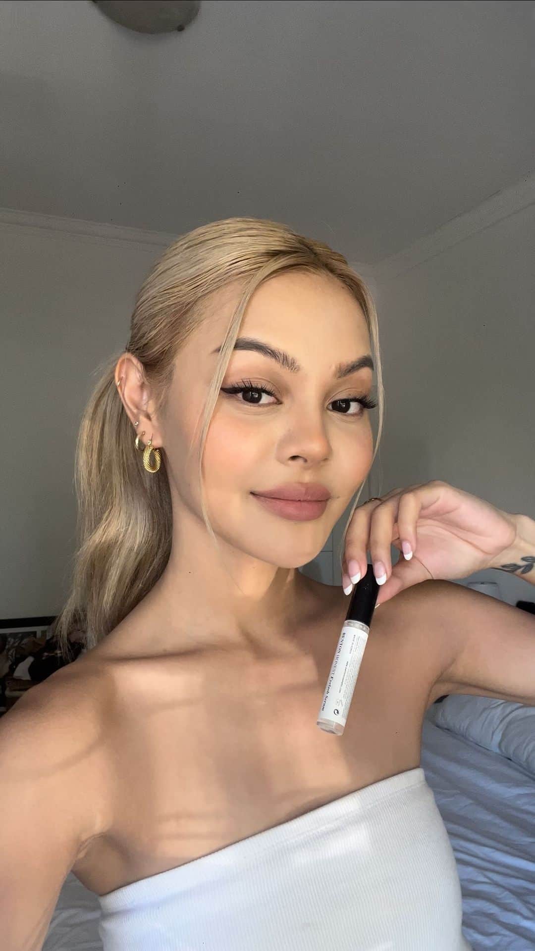 リリーマイマックのインスタグラム：「Trying the new @bentoncosmetic Honest Serum! It’s super popular in Korea at the moment. After 4 weeks of use your lashes will become longer + fuller! Will show you my review after 4 weeks 😋 Ad」