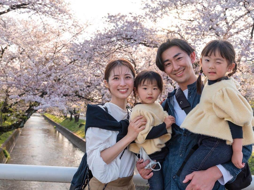 加藤千暁のインスタグラム：「今年も花見出来たー🌸 葉桜の所で花びらたくさん舞うのも ピンクのもふもふの桜も きれーだったーーー✨✨ #お花見 #桜#さくら#sakura」