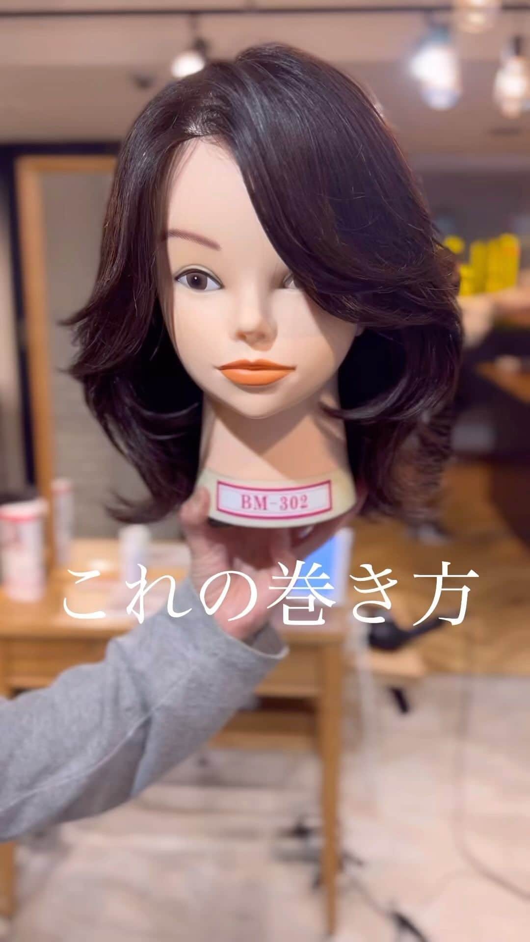 西岡卓志のインスタグラム：「韓国風ミディアムの巻き方 ⁡ ①最初にオイルや巻き髪の 　ベース剤をつけます ⁡ ②上から下に向かって 　外ハネワンカール 　巻きます ⁡ ③中間にのみ内巻きに 　波巻きのように 　巻きます。 ⁡ ④顔まわりはリバースに 　中間から滑らせる様に 　巻きます。 ⁡ ⑤襟足は外ハネに 　ワンカール巻きます。 ⁡ ⑥表面はリバースに2回転 　巻きます。 ⁡ ⑦全体的にバームを 　揉み込み整えます。 ⁡ ※火傷はしない様に気を付けてください！ 練習用に保存して頂けると後で見やすいです、 ⁡ ============================== ㅤ このインスタでは「あなたの髪をhappyにする」ことを目的とするコンテンツを毎日アップします。 よかったらフォローをよろしくお願い致します◎ ⁡ #韓国風外ハネ#韓国ヘアスタイル#前髪#ヘアスタイル#面長#」