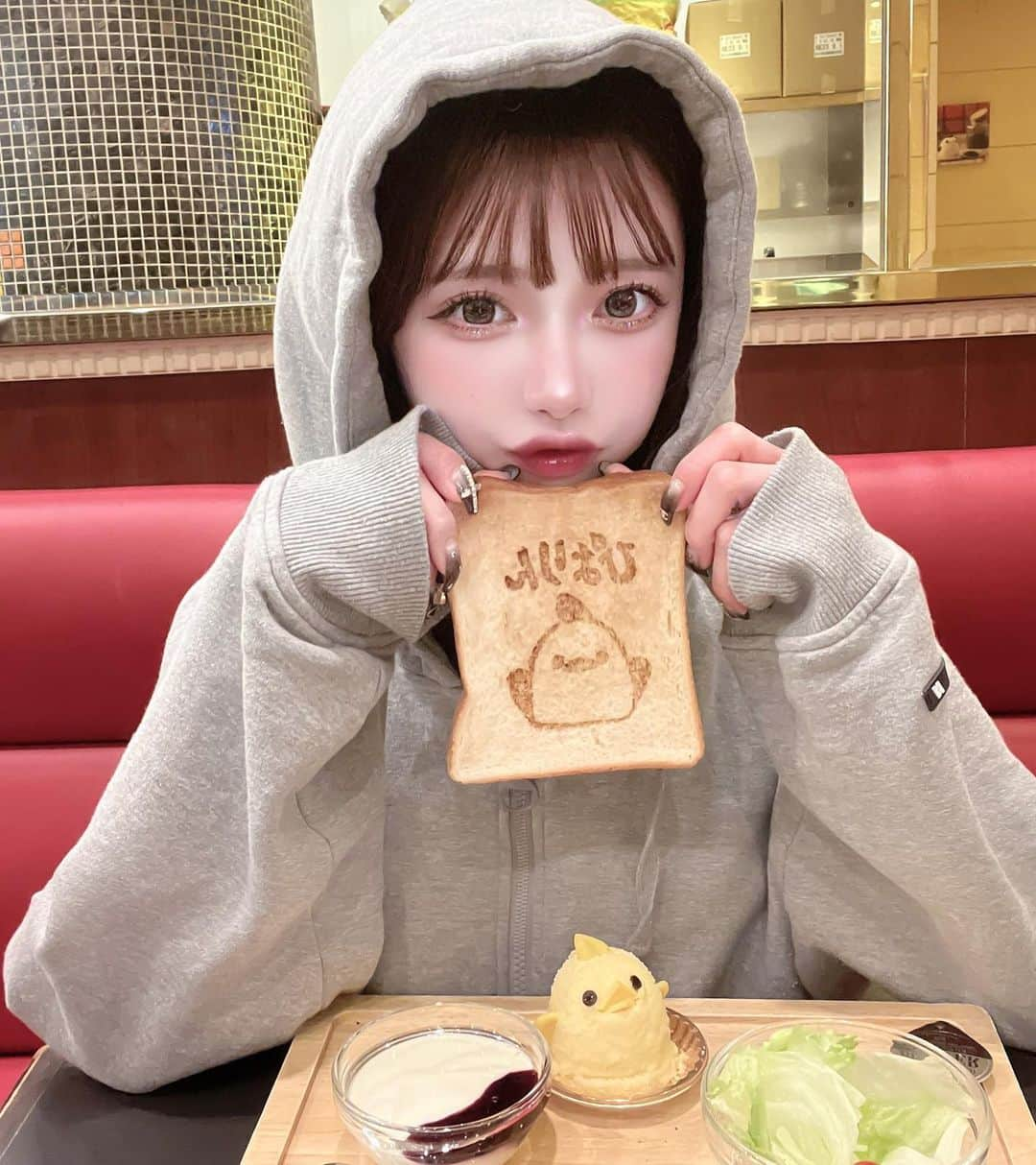 あやちゃんさんのインスタグラム写真 - (あやちゃんInstagram)「ぱくっ🐤🍞  名古屋といえばモーニング☀️ 早起きしてよかった💞 ぴよりんかわいくてくるしい(>_<)  #ぴよりん #ぴよりんチャレンジ #ぴよりんカフェ #ぴよりんshop #ジャンシアーヌ #カフェジャンシアーヌ #名古屋カフェ #名古屋モーニング #名古屋観光 #名駅ランチ #名駅カフェ #名駅モーニング #名駅スイーツ #モーニングセット #パーカーコーデ #韓国ファッション」4月4日 19時15分 - aya.you.love.r