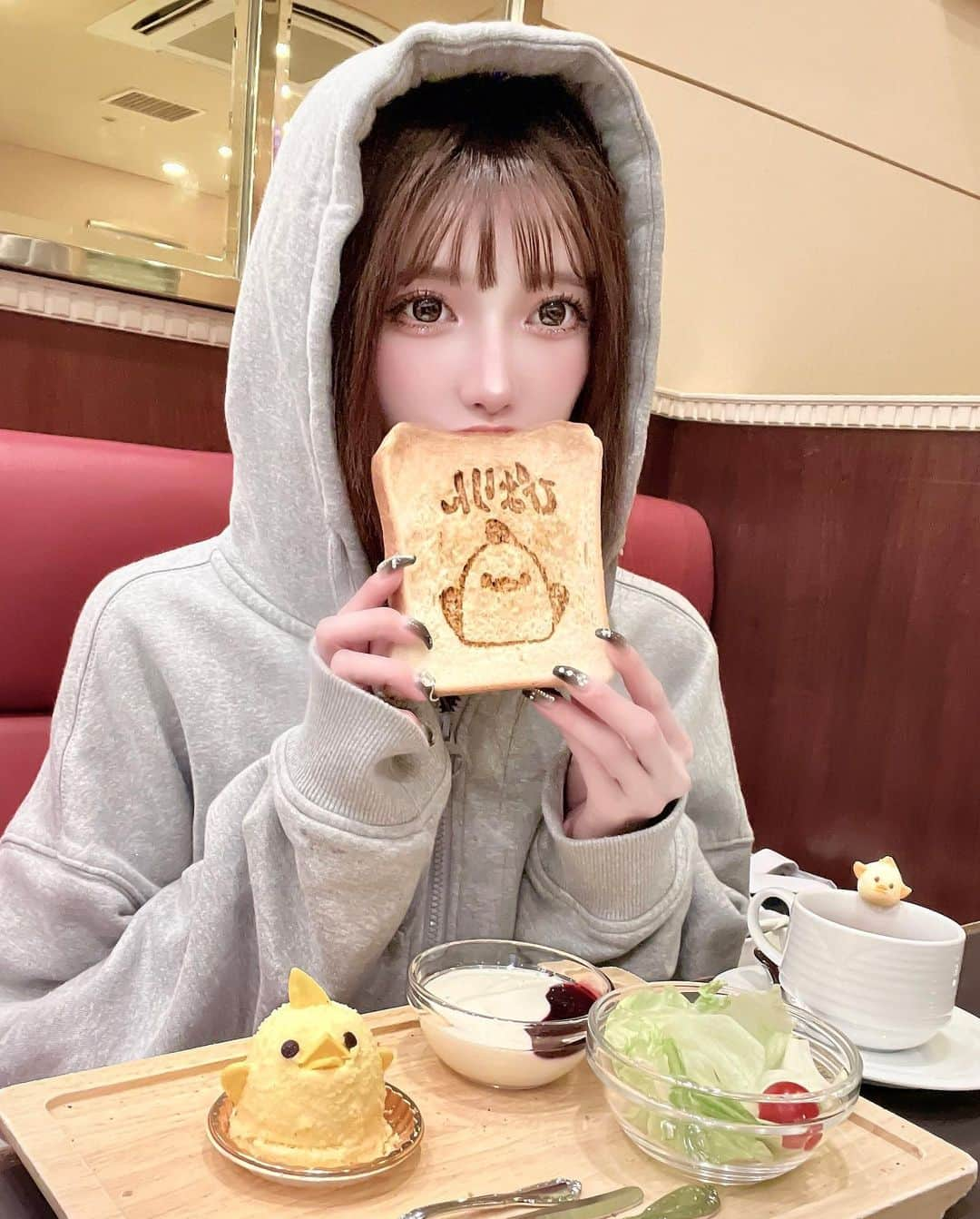 あやちゃんさんのインスタグラム写真 - (あやちゃんInstagram)「ぱくっ🐤🍞  名古屋といえばモーニング☀️ 早起きしてよかった💞 ぴよりんかわいくてくるしい(>_<)  #ぴよりん #ぴよりんチャレンジ #ぴよりんカフェ #ぴよりんshop #ジャンシアーヌ #カフェジャンシアーヌ #名古屋カフェ #名古屋モーニング #名古屋観光 #名駅ランチ #名駅カフェ #名駅モーニング #名駅スイーツ #モーニングセット #パーカーコーデ #韓国ファッション」4月4日 19時15分 - aya.you.love.r