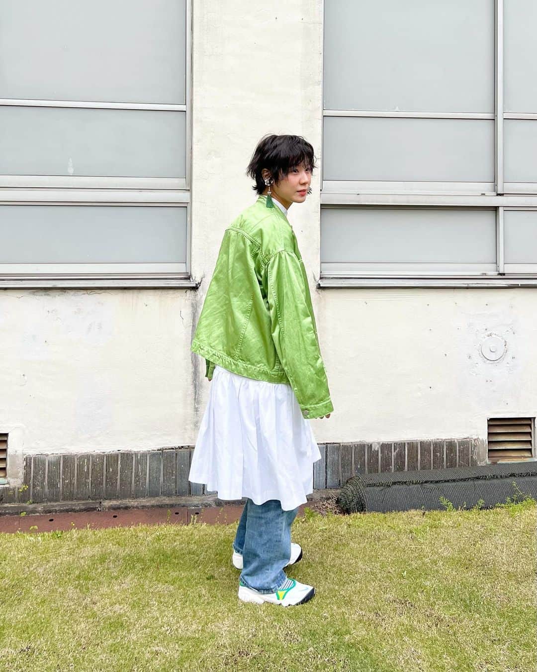 光永のインスタグラム：「春コーデ🌿🌿 お気に入りワンピースの出番です。 スプリングアウターやジャケットの着るタイミングは今だ👶🏻🫰🏻 ㅤㅤㅤㅤㅤㅤㅤㅤㅤㅤㅤㅤ ワンピース：#cherietokyo ジャケット：#おさがり デニム：#古着 スニーカー：#nike イヤリング：#chouchoumarina  ㅤㅤㅤㅤㅤㅤㅤㅤㅤㅤㅤㅤ ㅤㅤㅤㅤㅤㅤㅤㅤㅤㅤㅤㅤ #ootd #outfit #春コーデ #春服コーデ #レイヤードコーデ #白ワンピース #ショートヘアアレンジ #エアリフト #骨格ナチュラルコーデ #ブルベ冬コーデ #ショートパーマ」