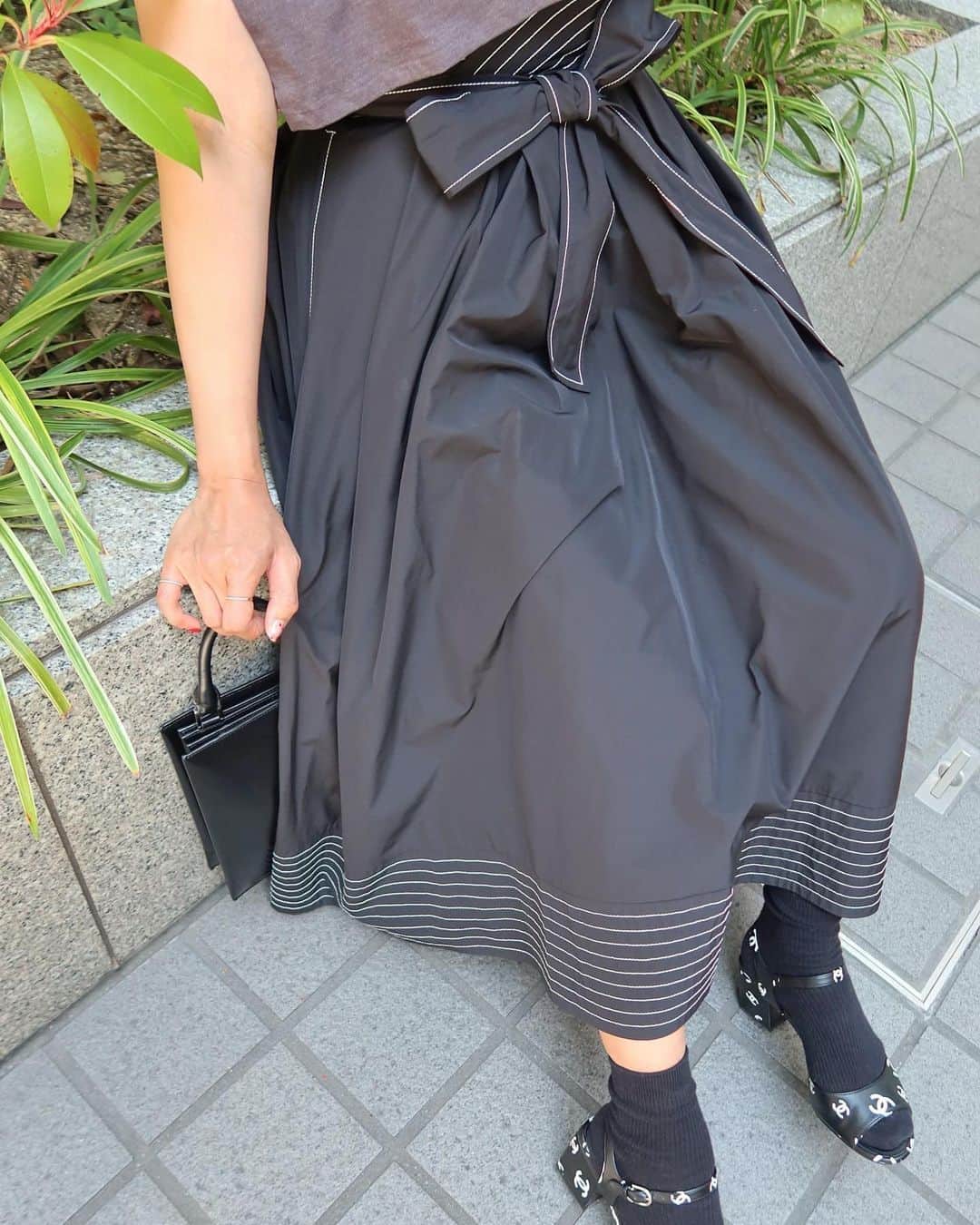Mai Wakimizuさんのインスタグラム写真 - (Mai WakimizuInstagram)「太めのステッチがしっかりデザイン性出してくれるこのスカート、blackにはwhiteのステッチでモード感♡このシャカツル(シャカシャカでツルツル。笑)素材が軽いのなんの！シワも全く気にならないし汚れも付かないし(付いてもササっと取れる。)日々移動の多いママにも取り扱いしやすい！ウエストがしっかりポイントになってくれてるので、シンプルなタンクやTシャツ合わせるだけで十分可愛い＼(^o^)／blackの他にpink.navyもあります♡ skirt:#linkable @linkable_official(今週6日発売)」4月4日 19時15分 - wakkin__m