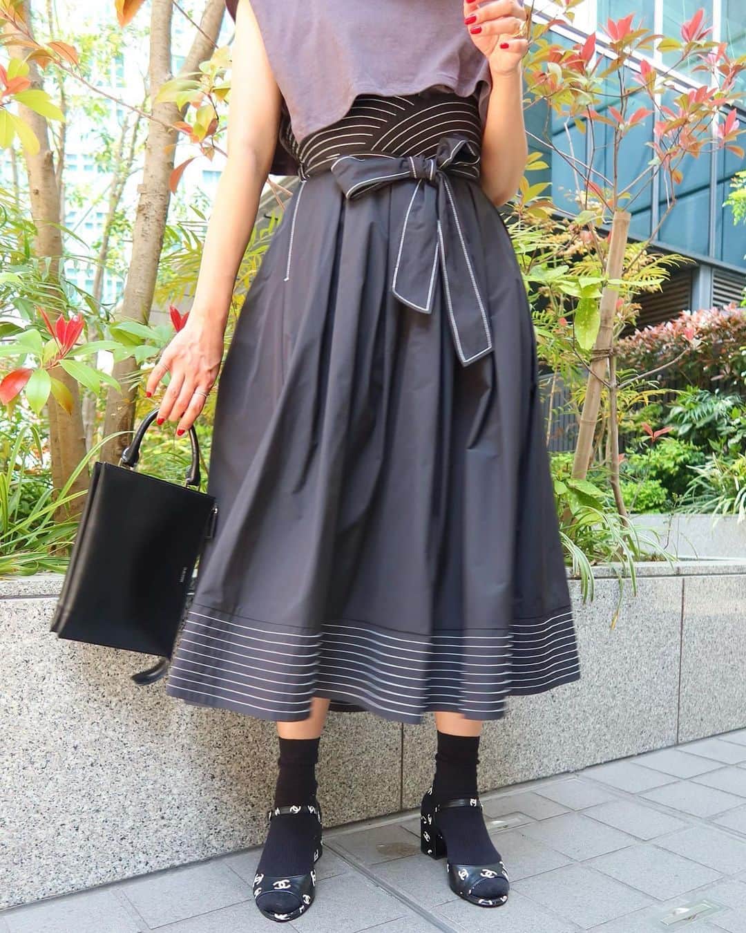 Mai Wakimizuさんのインスタグラム写真 - (Mai WakimizuInstagram)「太めのステッチがしっかりデザイン性出してくれるこのスカート、blackにはwhiteのステッチでモード感♡このシャカツル(シャカシャカでツルツル。笑)素材が軽いのなんの！シワも全く気にならないし汚れも付かないし(付いてもササっと取れる。)日々移動の多いママにも取り扱いしやすい！ウエストがしっかりポイントになってくれてるので、シンプルなタンクやTシャツ合わせるだけで十分可愛い＼(^o^)／blackの他にpink.navyもあります♡ skirt:#linkable @linkable_official(今週6日発売)」4月4日 19時15分 - wakkin__m