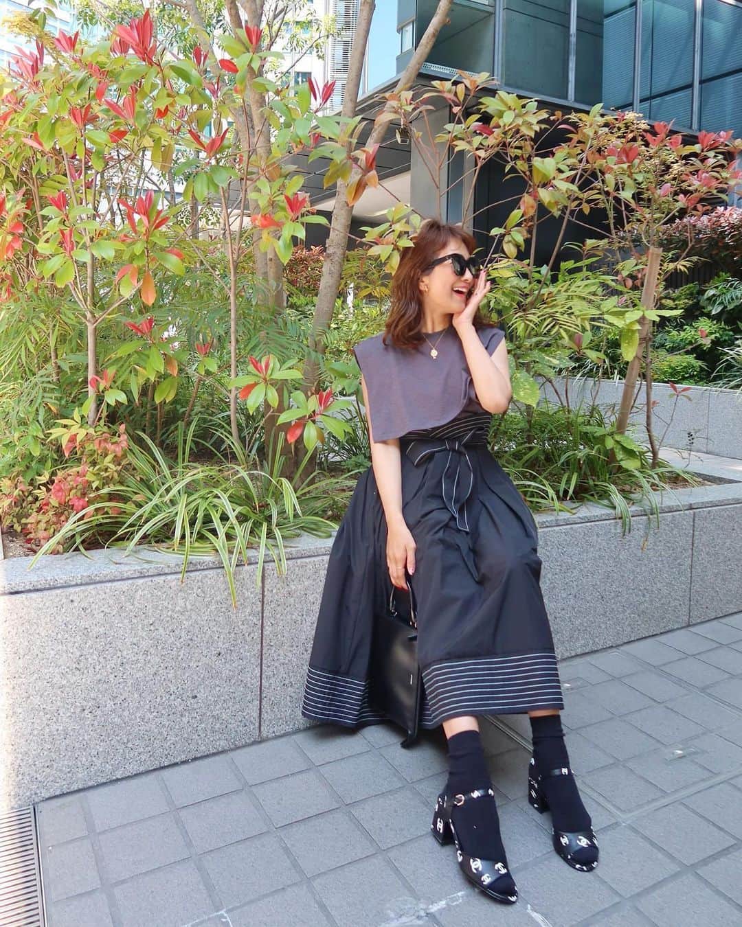 Mai Wakimizuのインスタグラム：「太めのステッチがしっかりデザイン性出してくれるこのスカート、blackにはwhiteのステッチでモード感♡このシャカツル(シャカシャカでツルツル。笑)素材が軽いのなんの！シワも全く気にならないし汚れも付かないし(付いてもササっと取れる。)日々移動の多いママにも取り扱いしやすい！ウエストがしっかりポイントになってくれてるので、シンプルなタンクやTシャツ合わせるだけで十分可愛い＼(^o^)／blackの他にpink.navyもあります♡ skirt:#linkable @linkable_official(今週6日発売)」